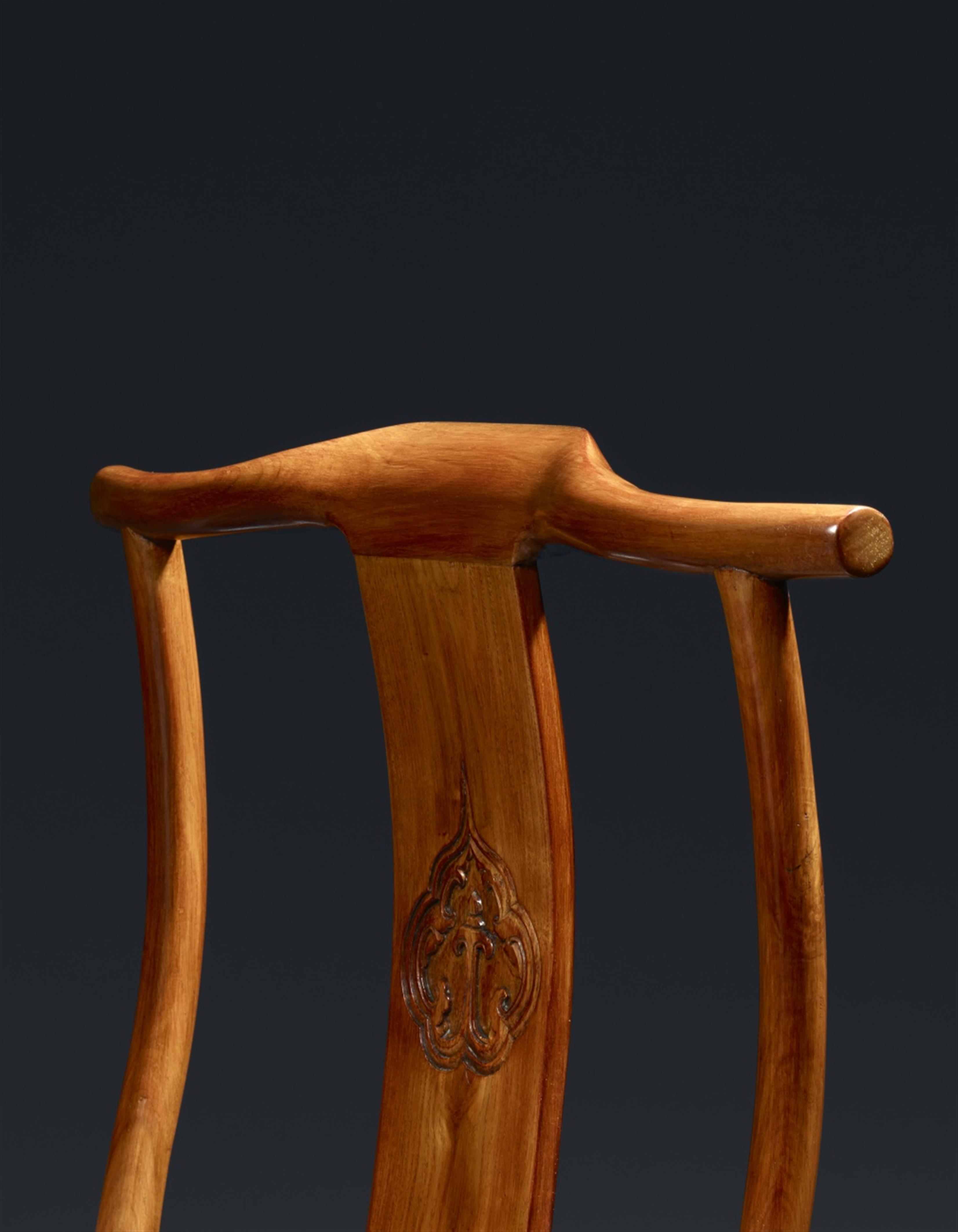 Two huali wood yokeback armchairs. Qing dynasty - image-2