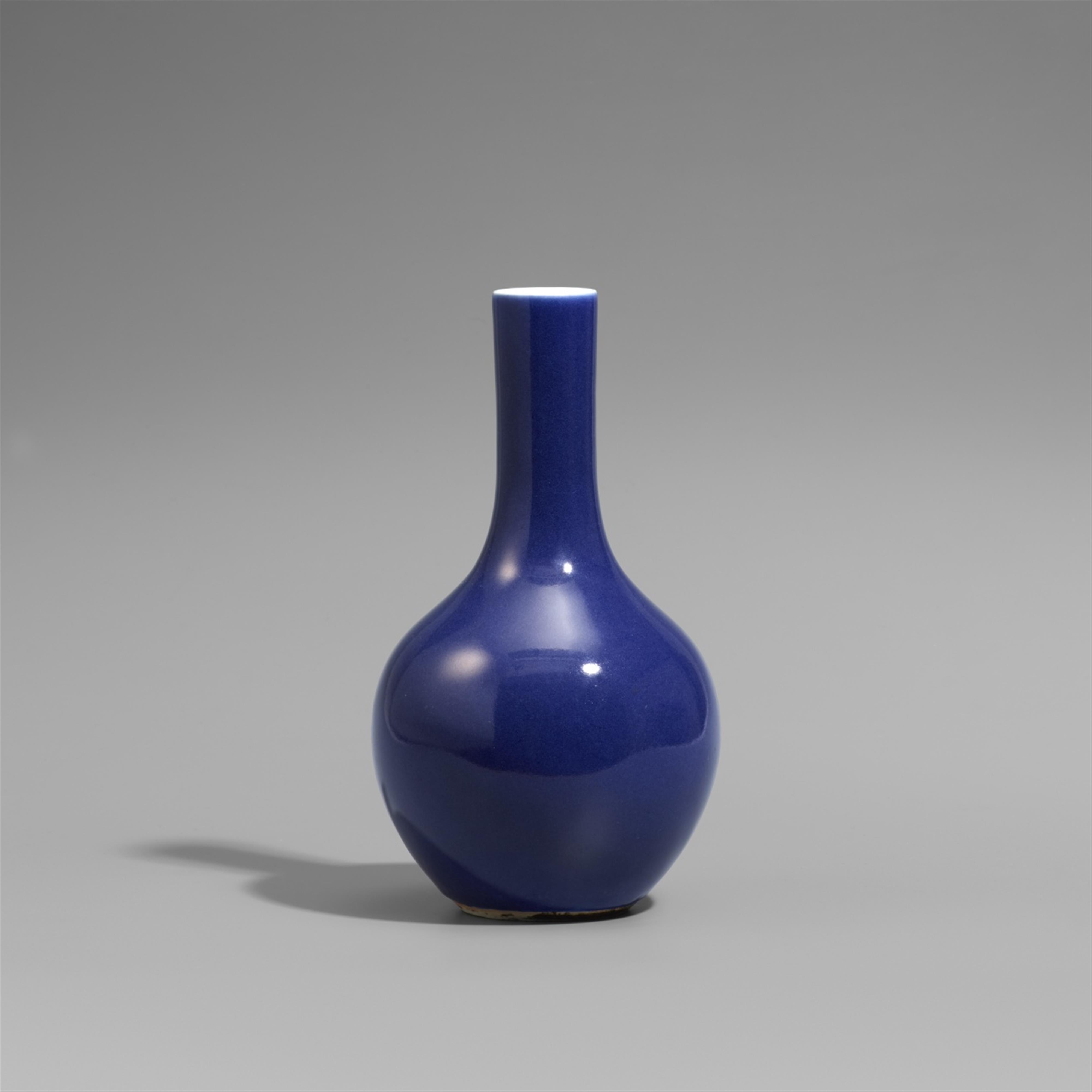 A blue glazed bottle vase. 18th century - image-1