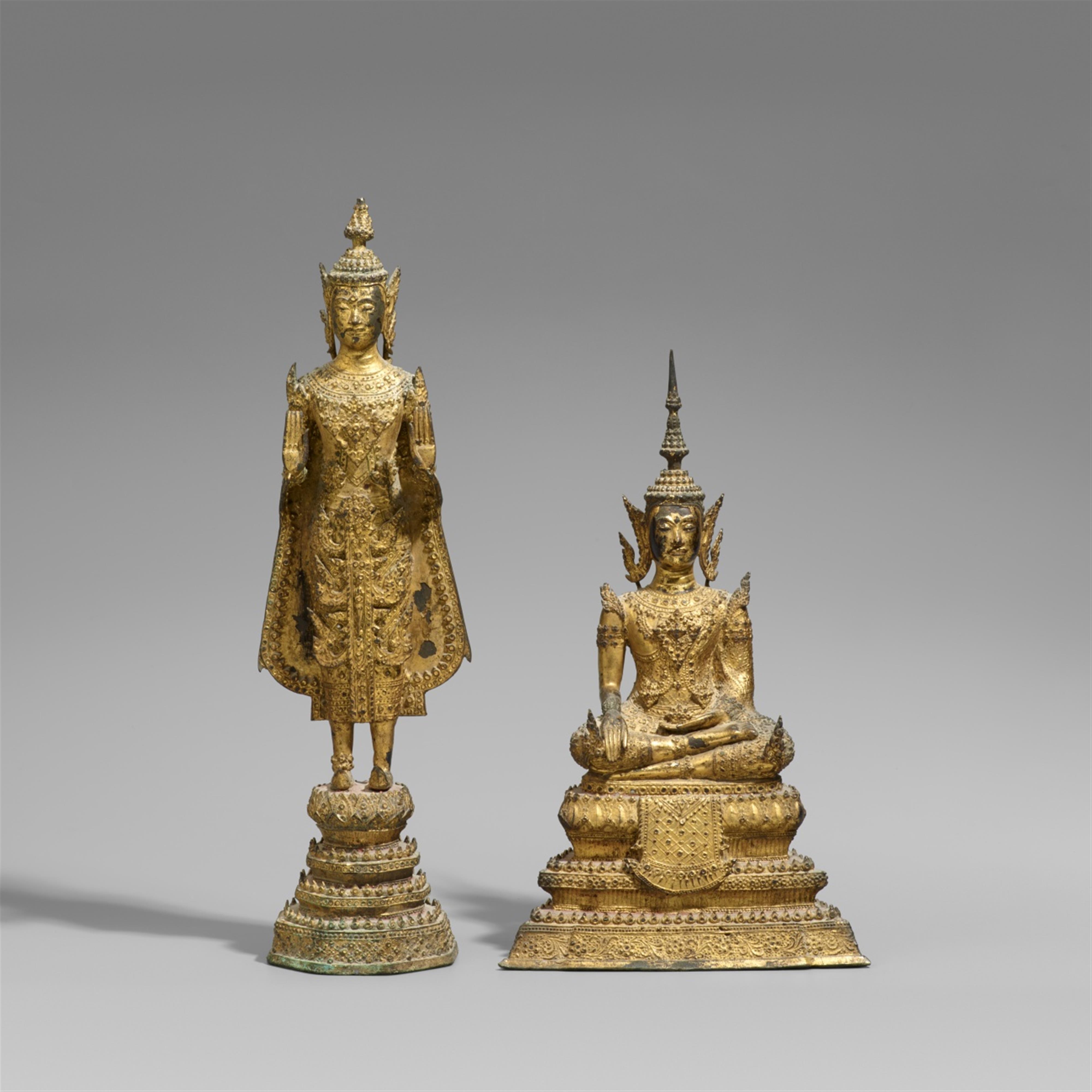 Zwei Figuren eines Buddha im Fürstenschmuck. Bronze, über Schwarzlack vergoldet. Thailand. Ratanakosin, 19. Jh. - image-1