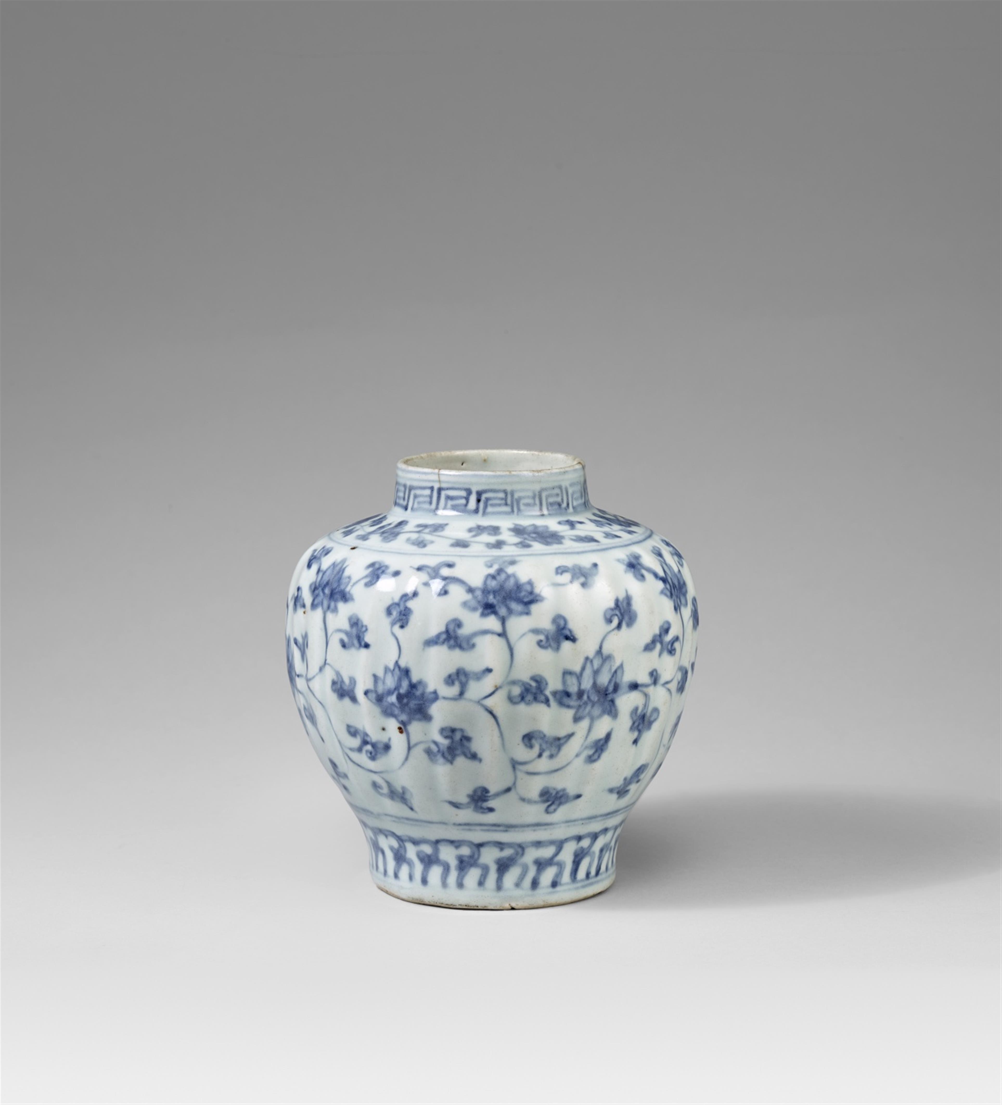 A blue and white jar. Zhengde period (1505-1521) - image-1