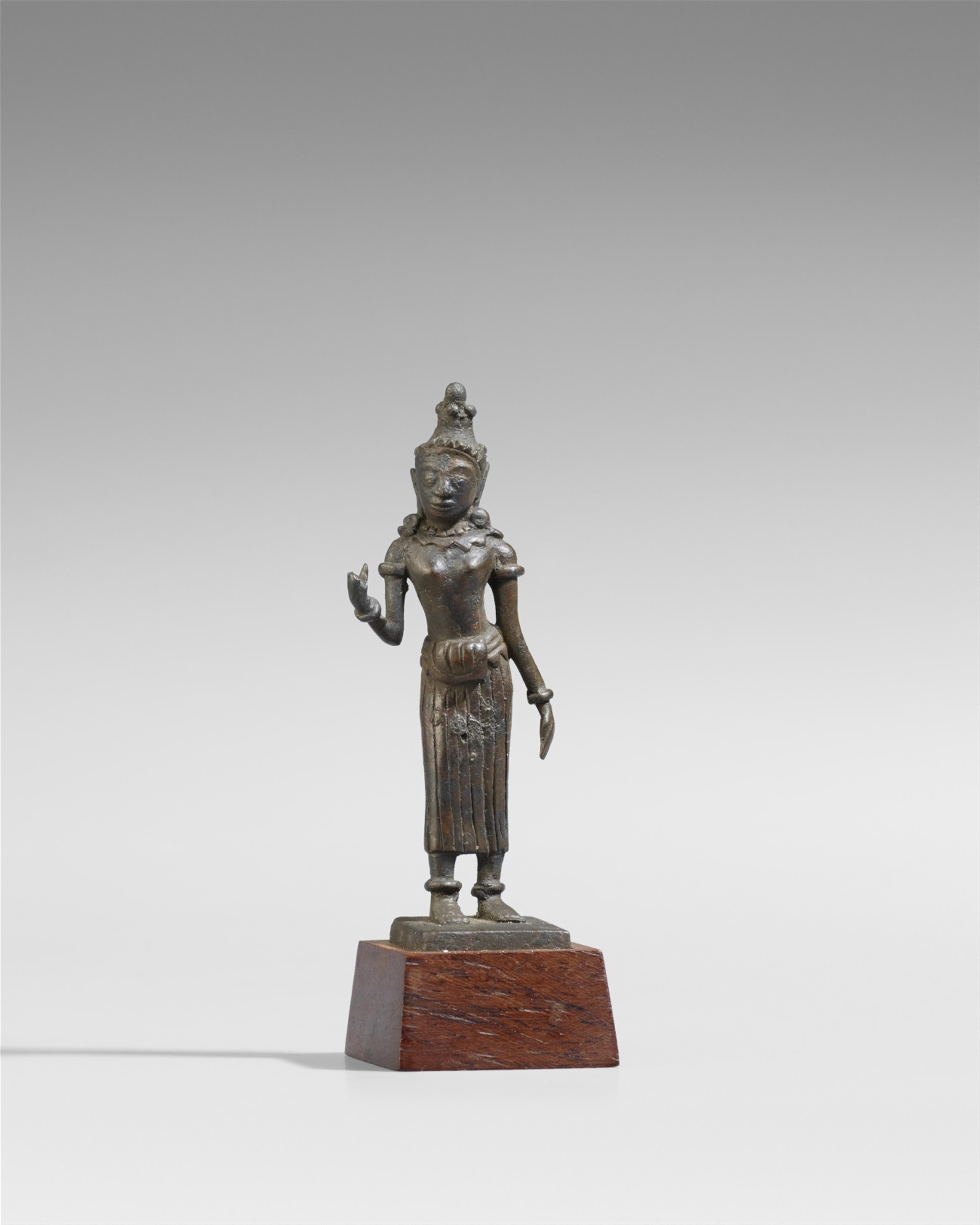 Kleine stehende Gottheit. Bronze. Indonesien, Java. Im Stil des 13./14. Jh. - image-1