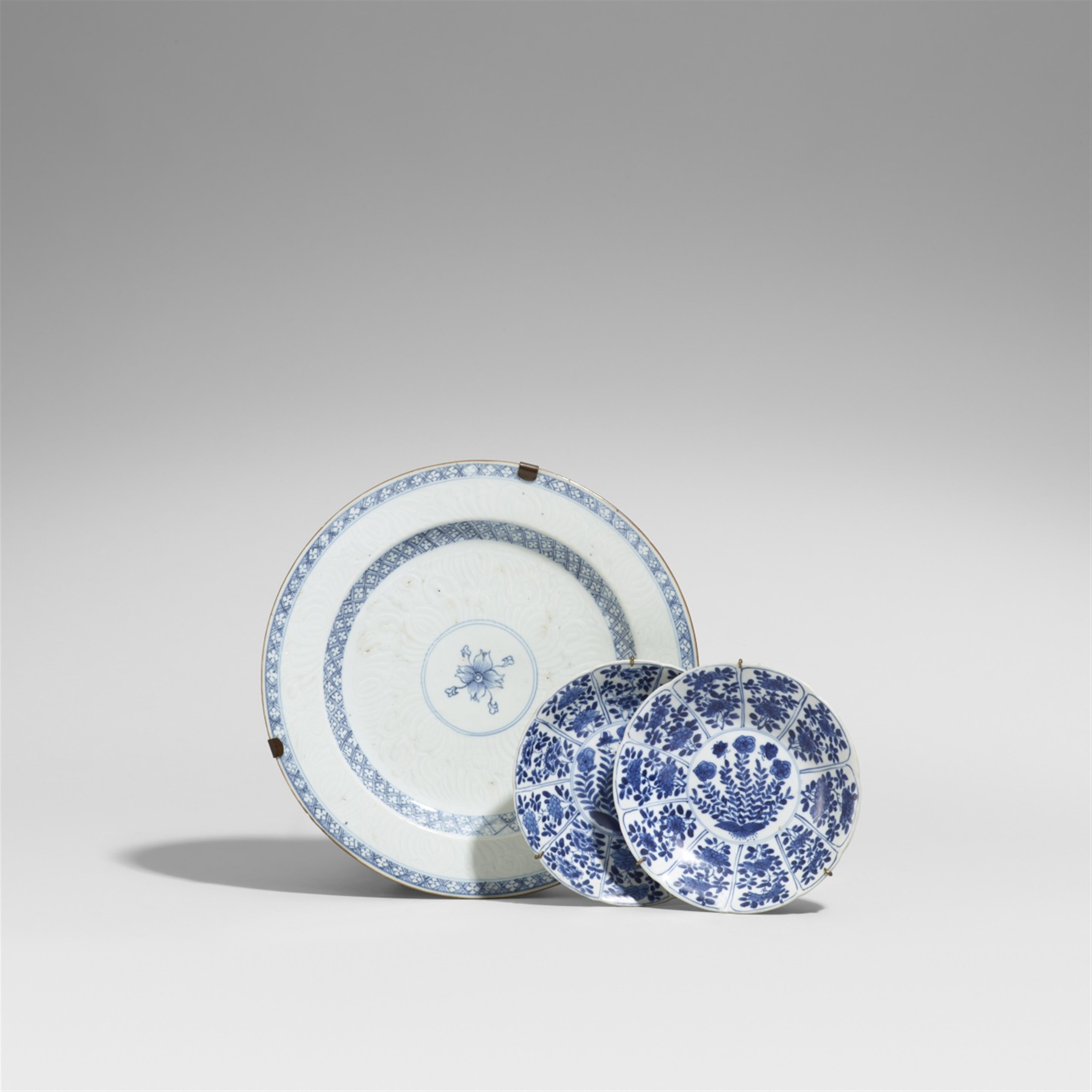 A blue and white dish and two small dishes. 17th/18th century - image-2