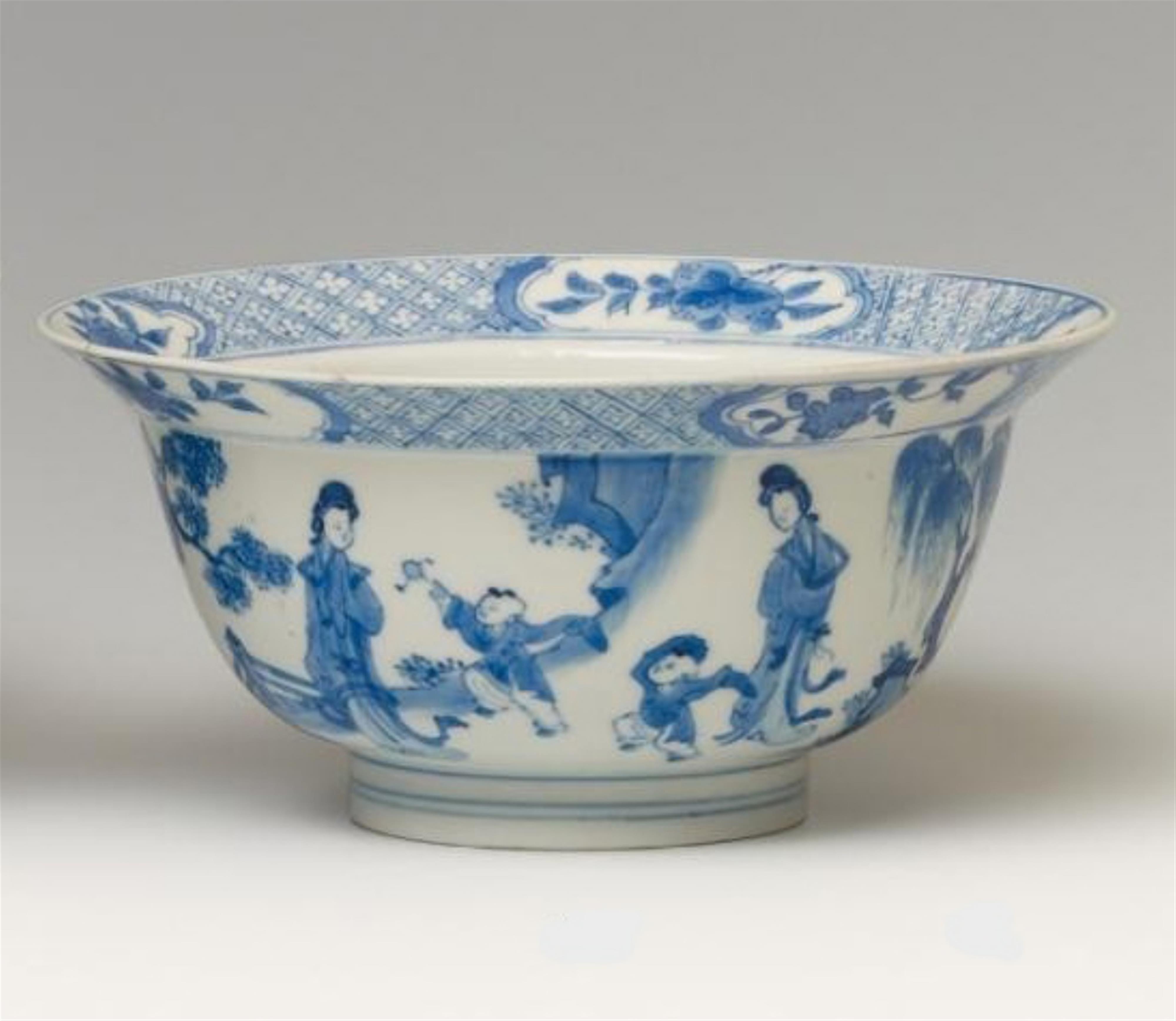 Blau-weiße Schale vom Typ 'klapmuts'. Kangxi-Periode (1662-1722) - image-1