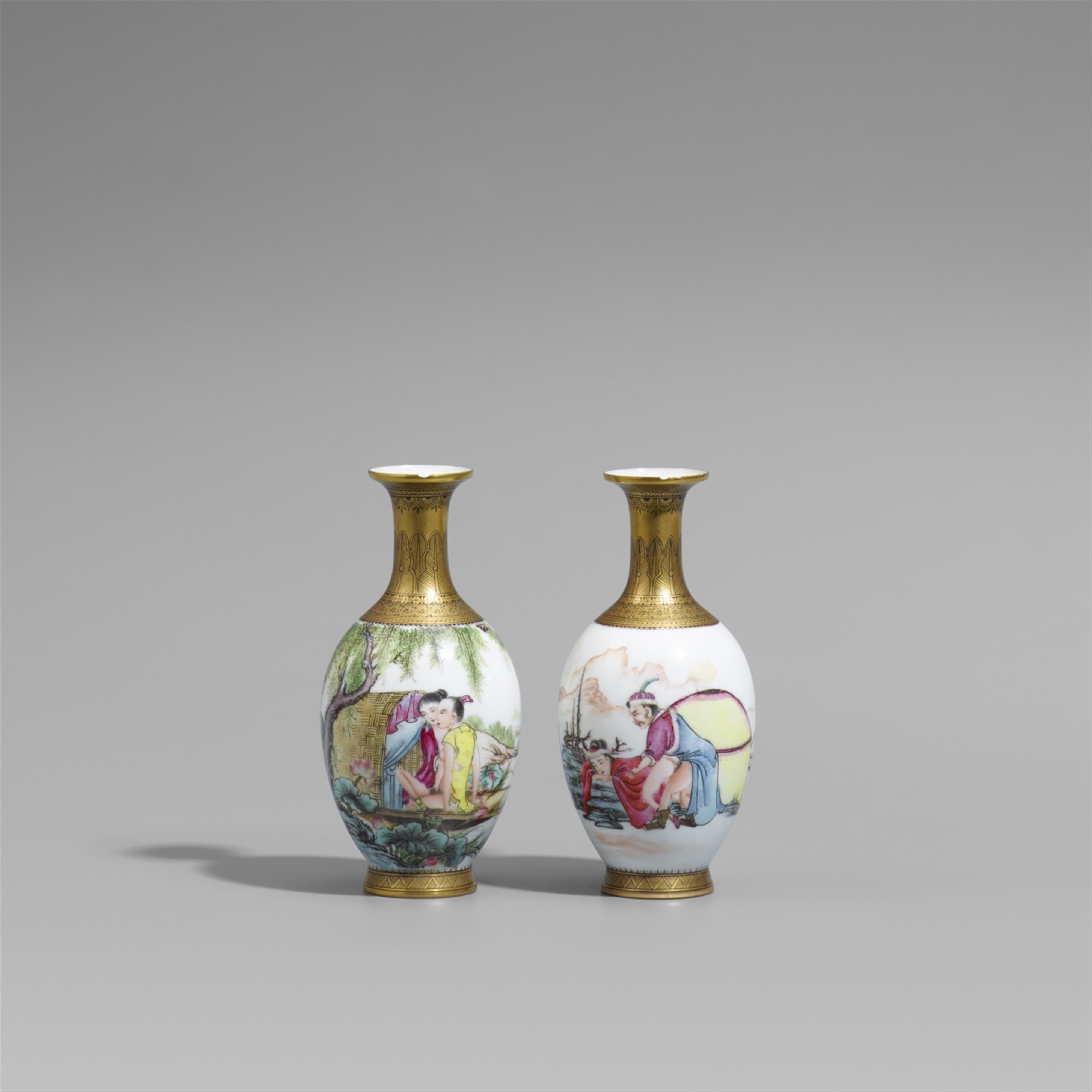 Paar kleine famille rose-Vasen mit erotischen Szenen. 20. Jh. - image-1