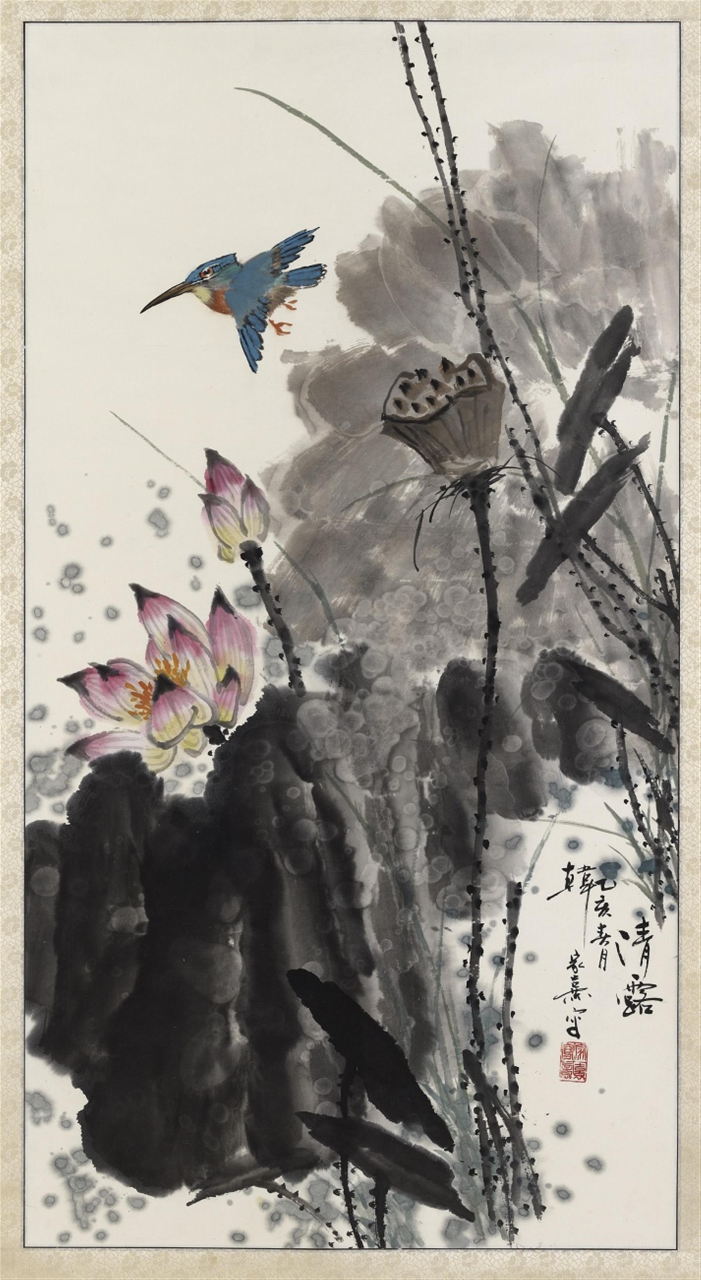 Han Jiajia . 20. Jh. - A painting by Han Jiajia depicting a kingfisher above lotus. Ink and colours on paper. Dated cyclically yihai (1995), signed Han Jiajia and sealed. 20th century. Framed and glazed. - image-1