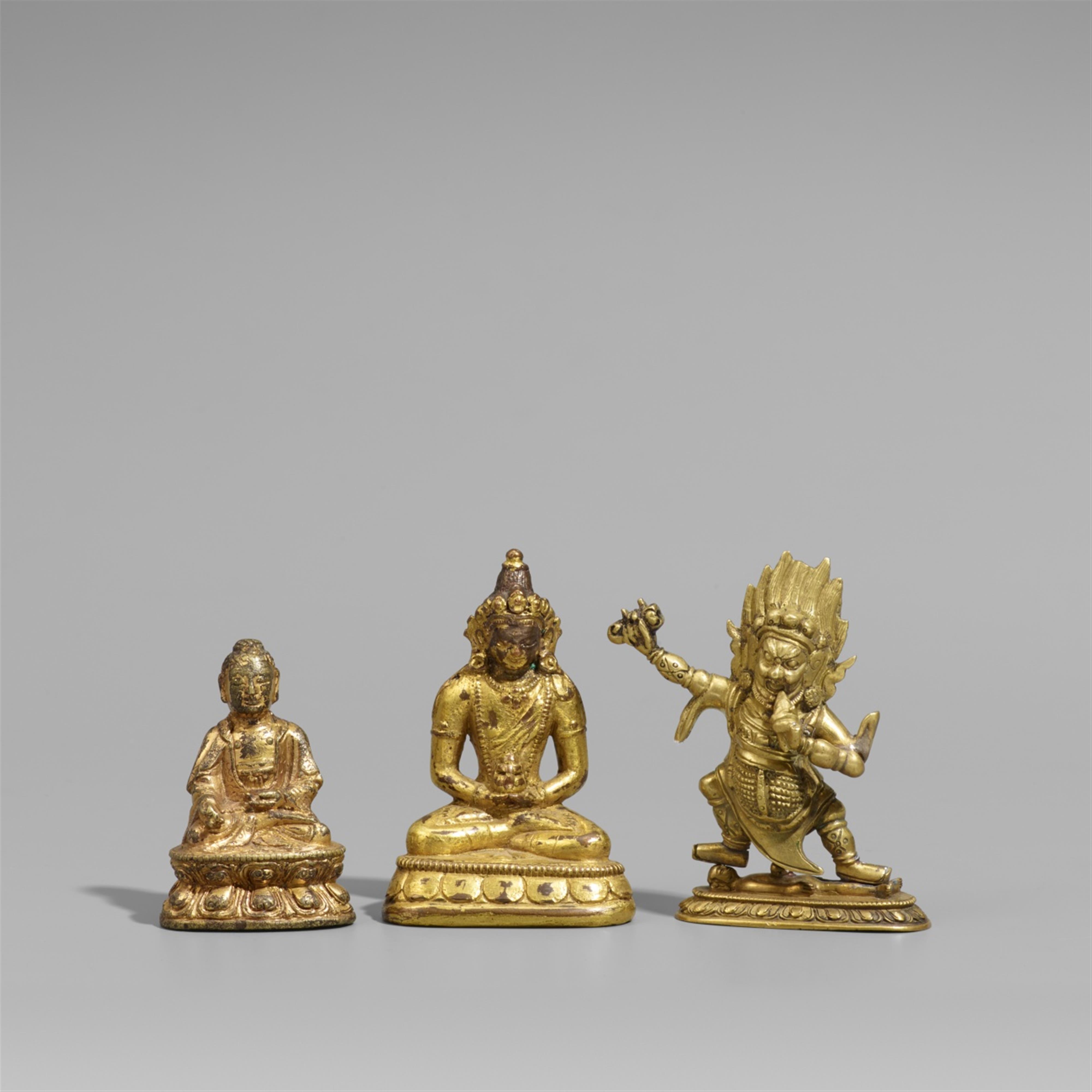 Drei Figuren. Vergoldete Kupferlegierung und Messing. Sinotibetisch. 19. Jh. - image-1