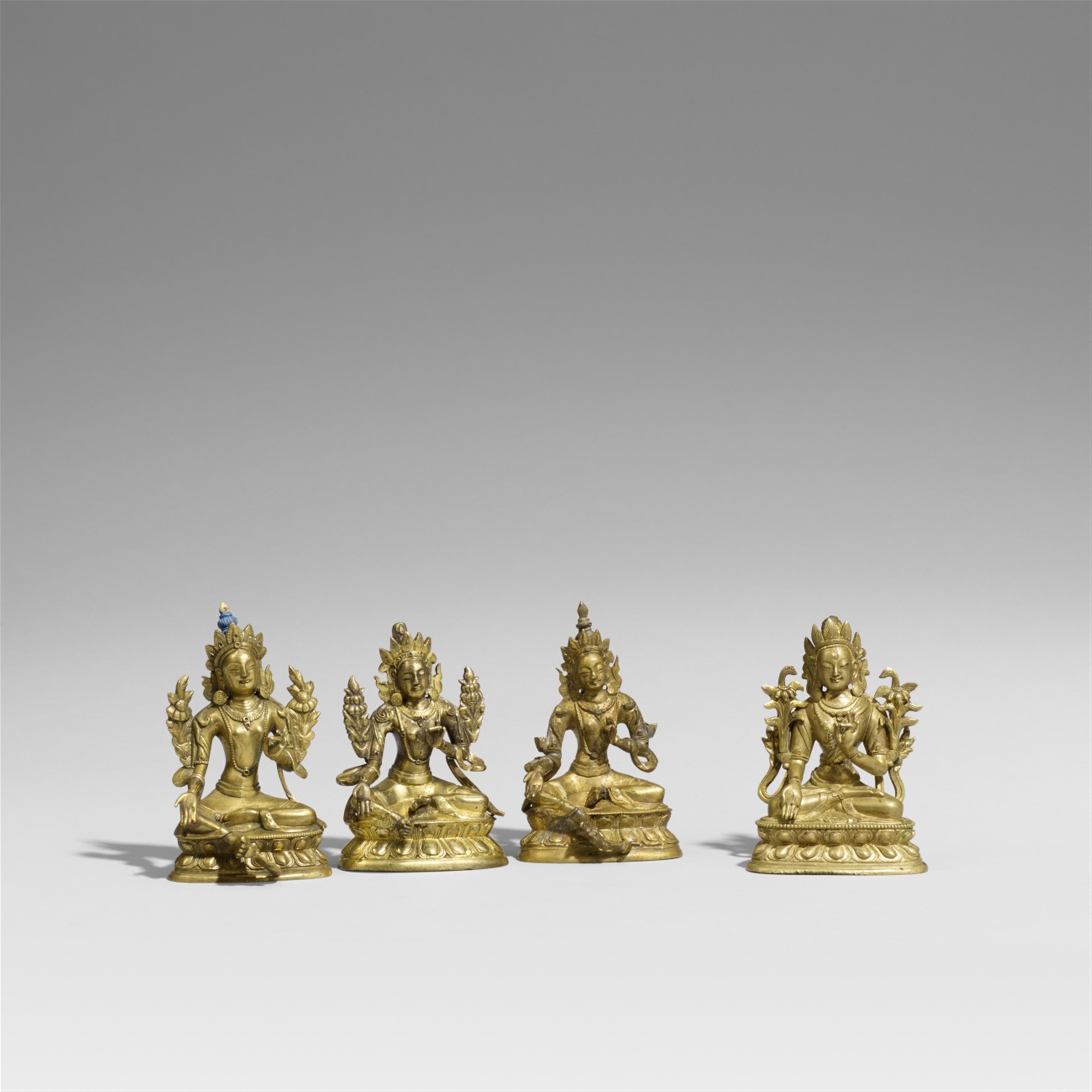 Vier Figuren der Tara. Gelbguss. Sinotibetisch. Spätes 19./20. Jh. - image-1