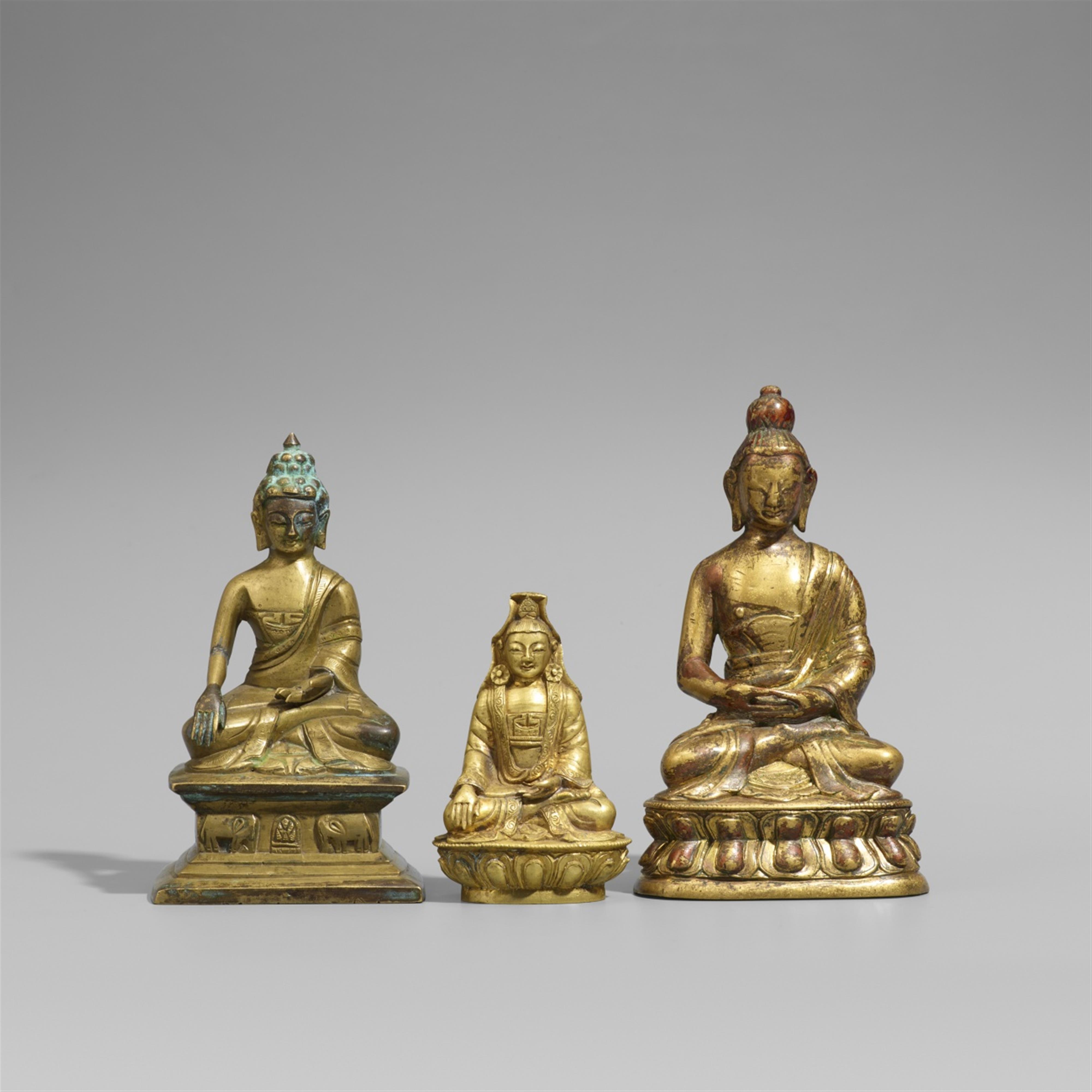 Zwei Buddha-Figuren und eine Guanyin. Bronze und Gelbguss. Tibet. Spätes 19./20. Jh. - image-1