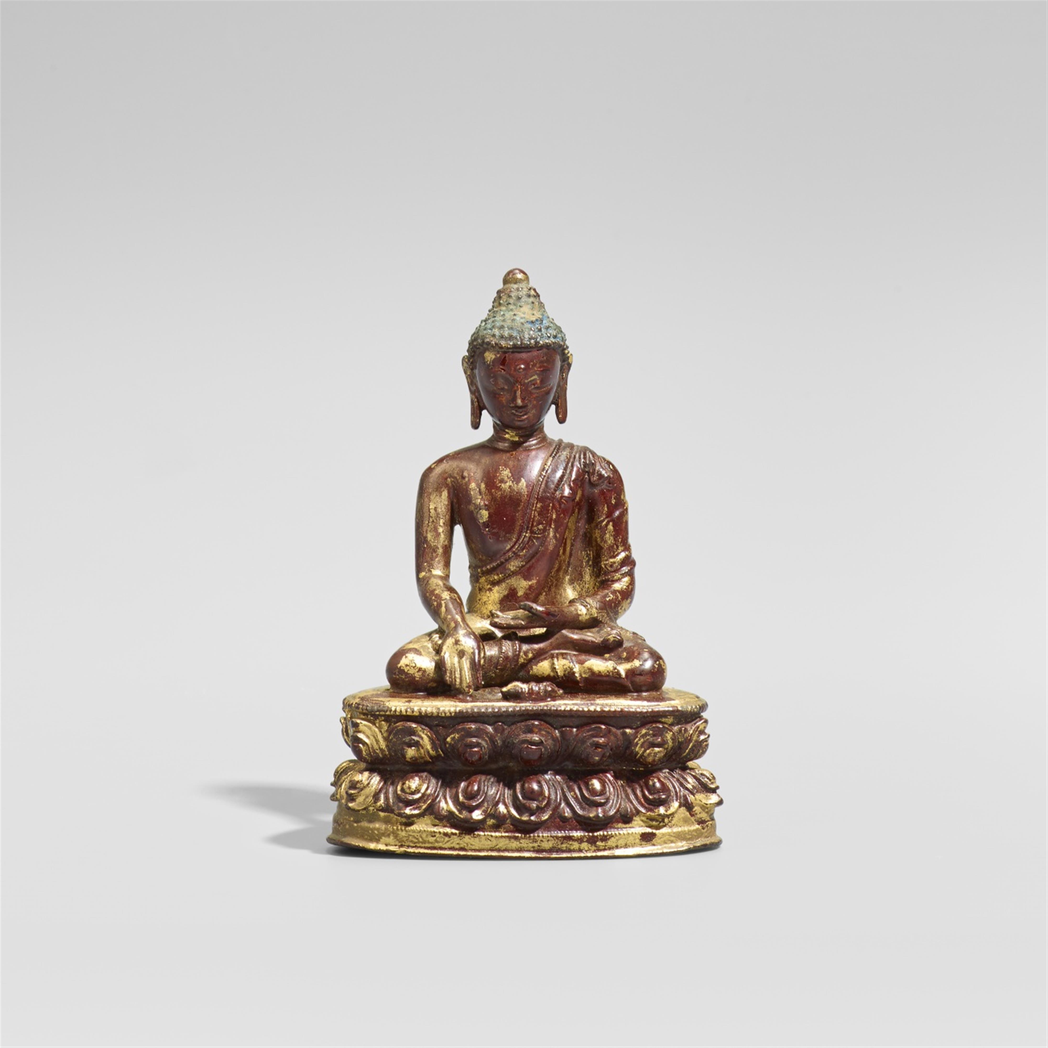 Buddha Shakyamuni. Kupferlegierung, über Rotlack vergoldet. Tibet. 17. Jh. - image-1