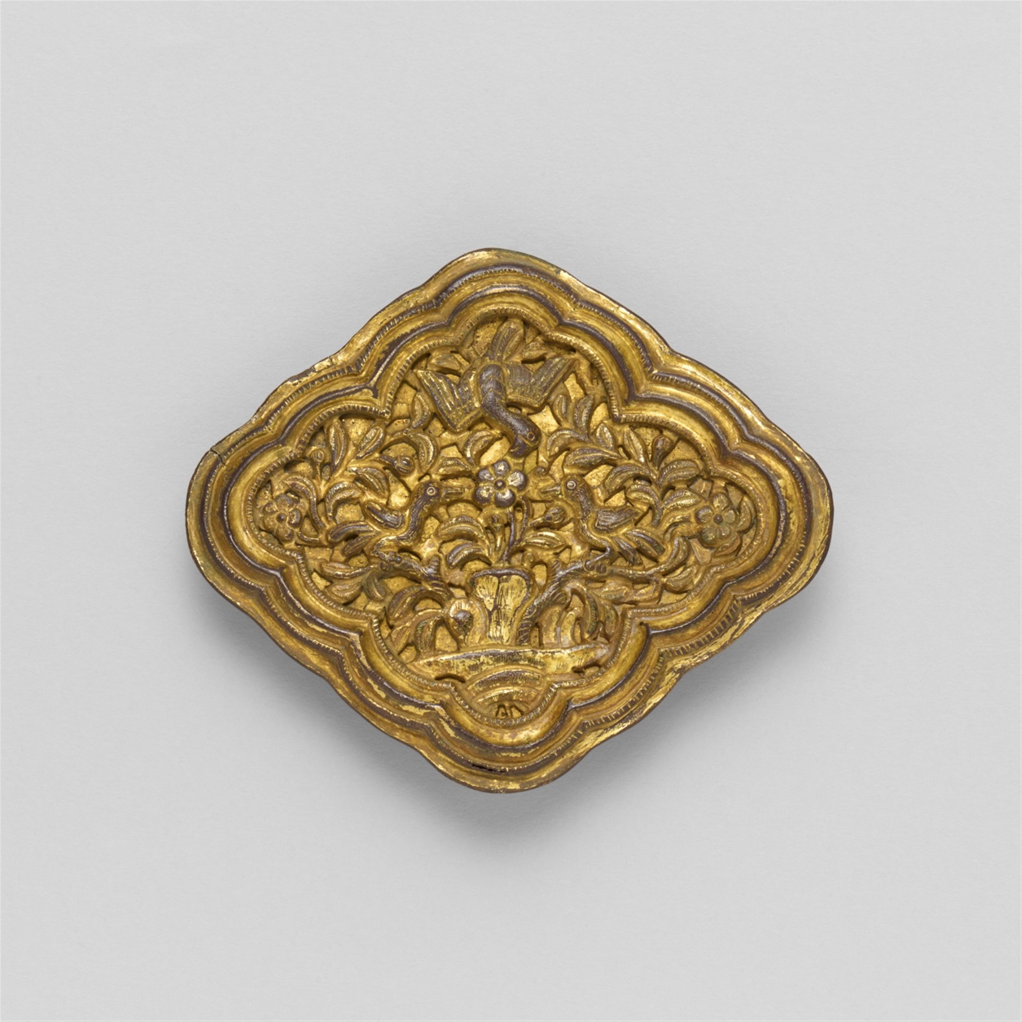 A lozenge-shaped gilt copper belt buckle. Probably Liao dynasty, 11th century - image-1