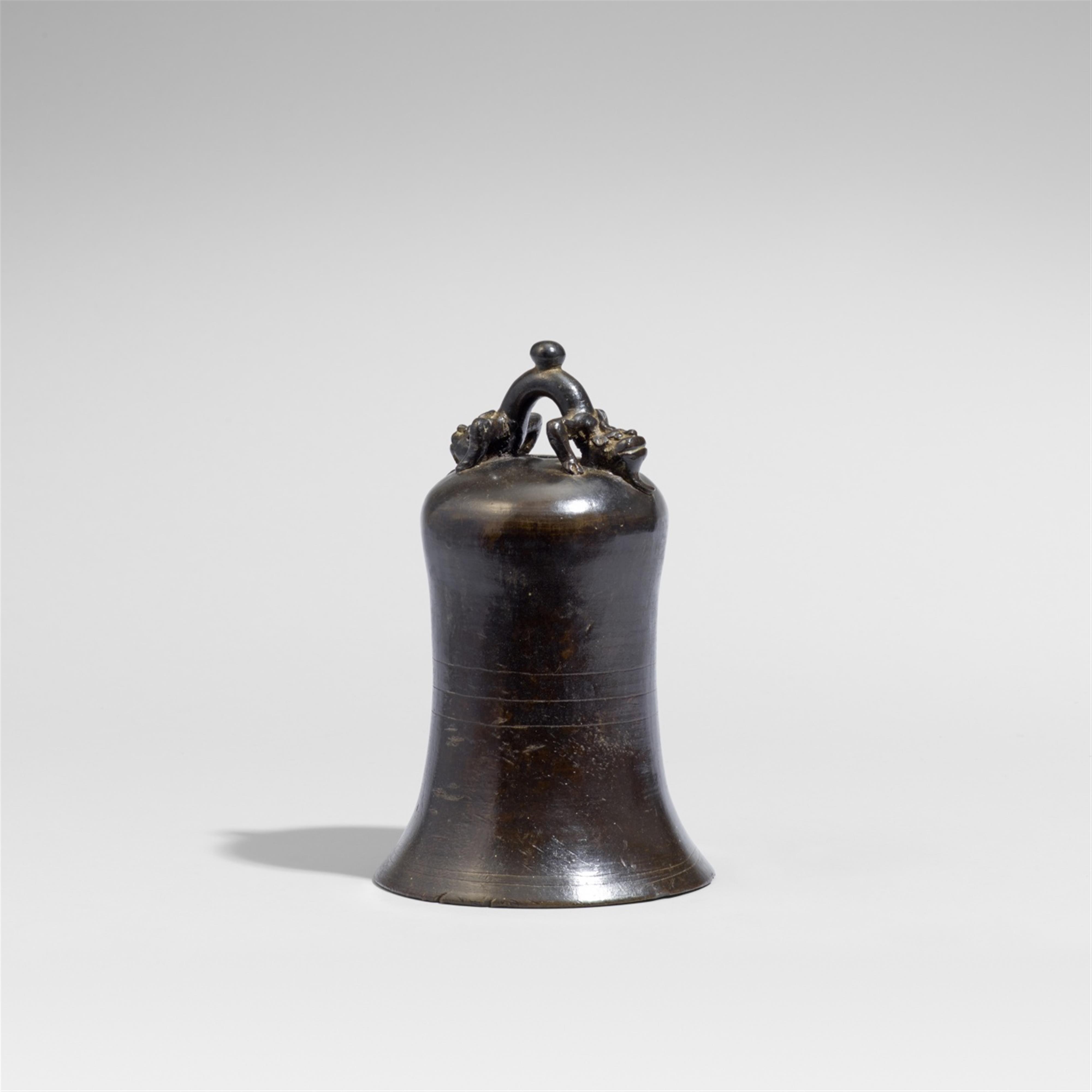 A slender bronze bell. Yuan/Ming dynasty, 14th/15th century - image-1
