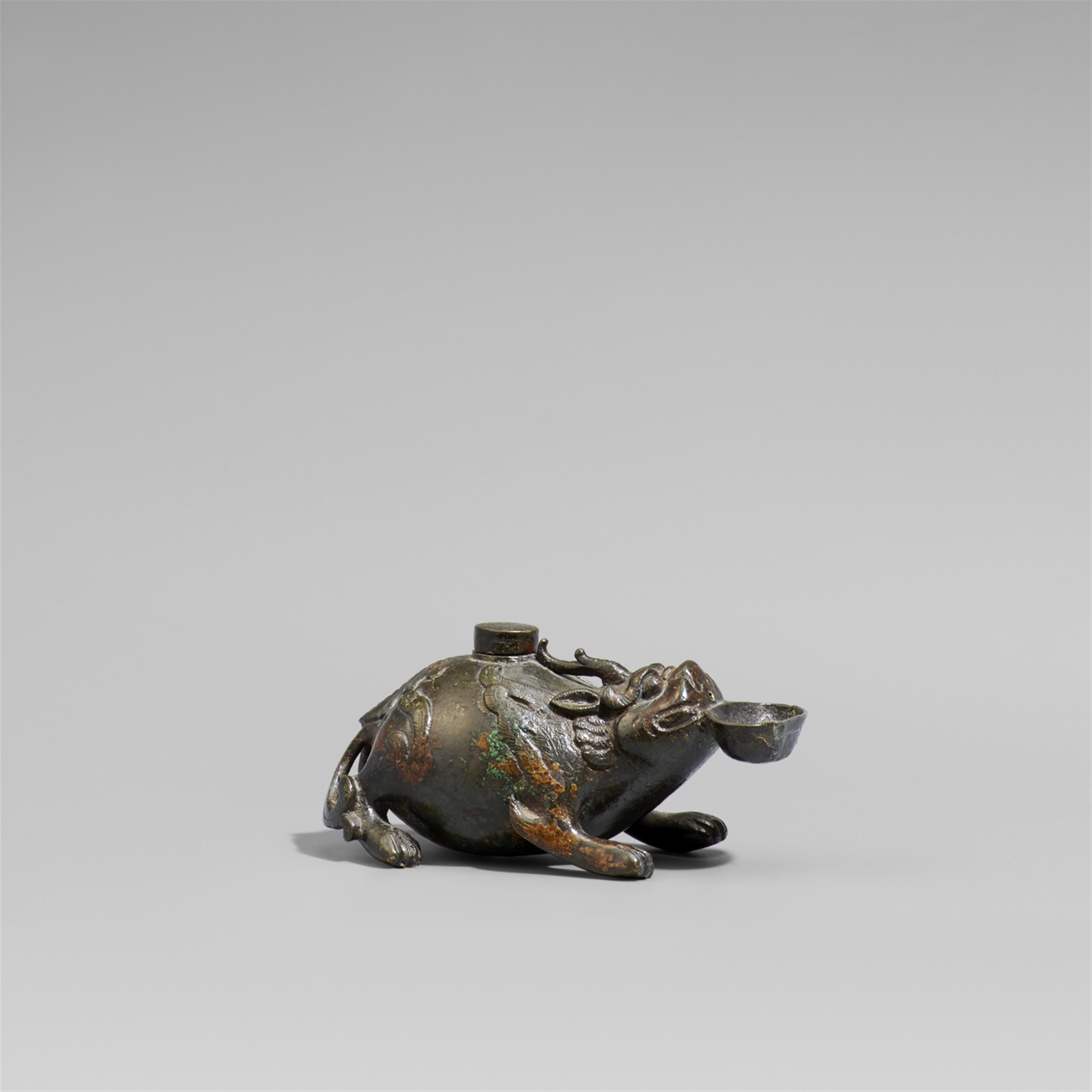 A bronze water dropper. Ming dynasty - image-1