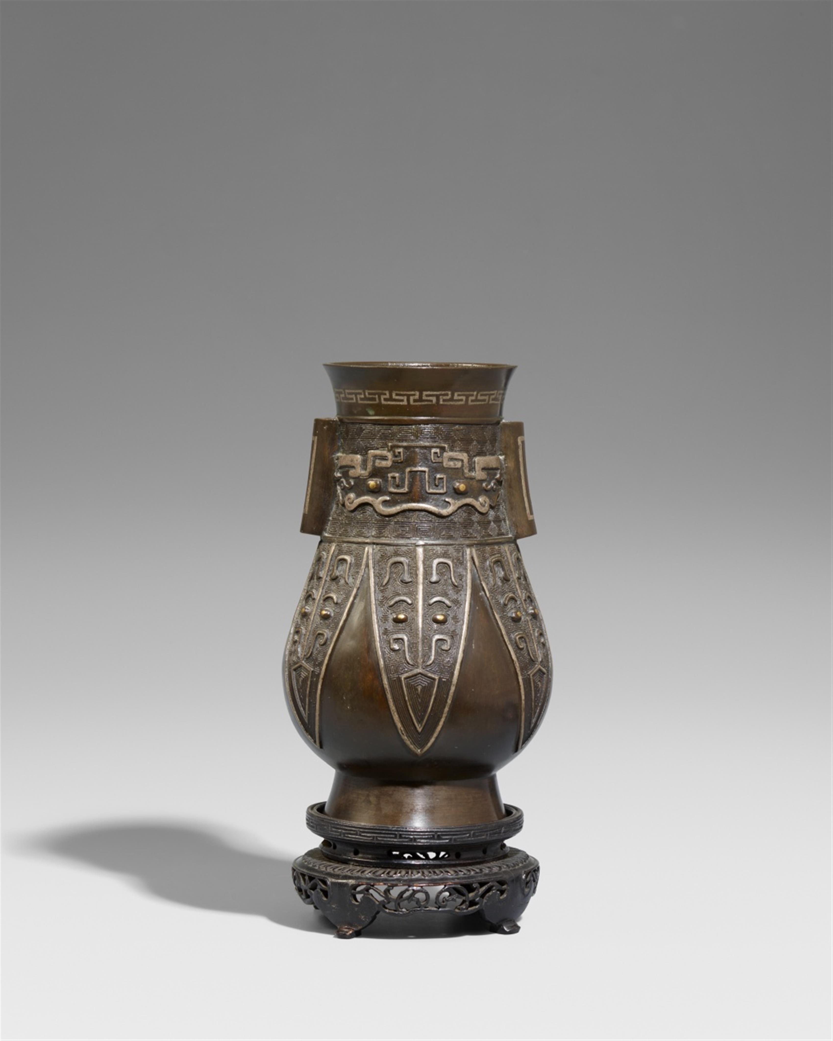 An archaistic bronze vase. Qing dynasty - image-1