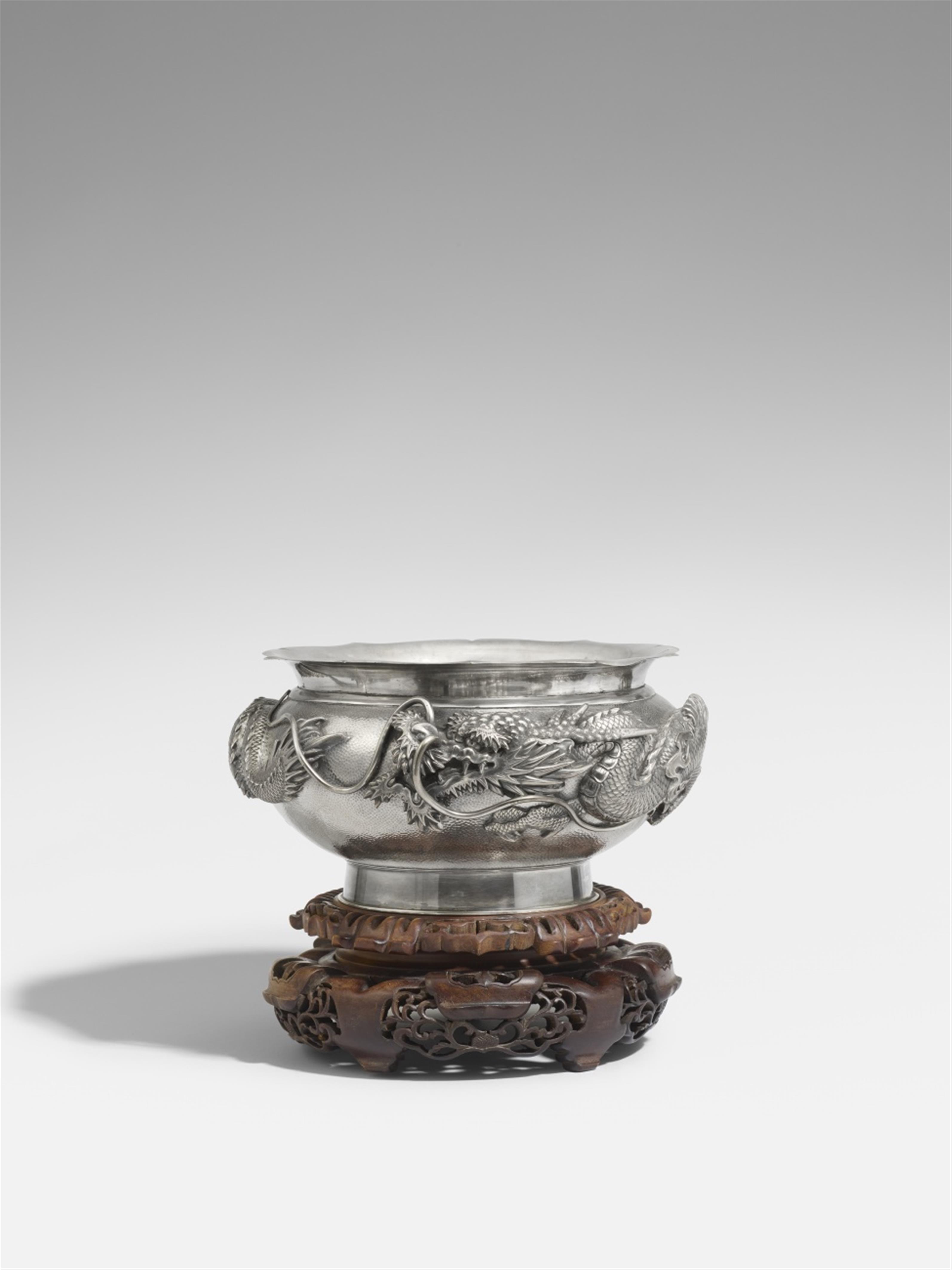 A large double-walled silver bowl. Around 1900 - image-1