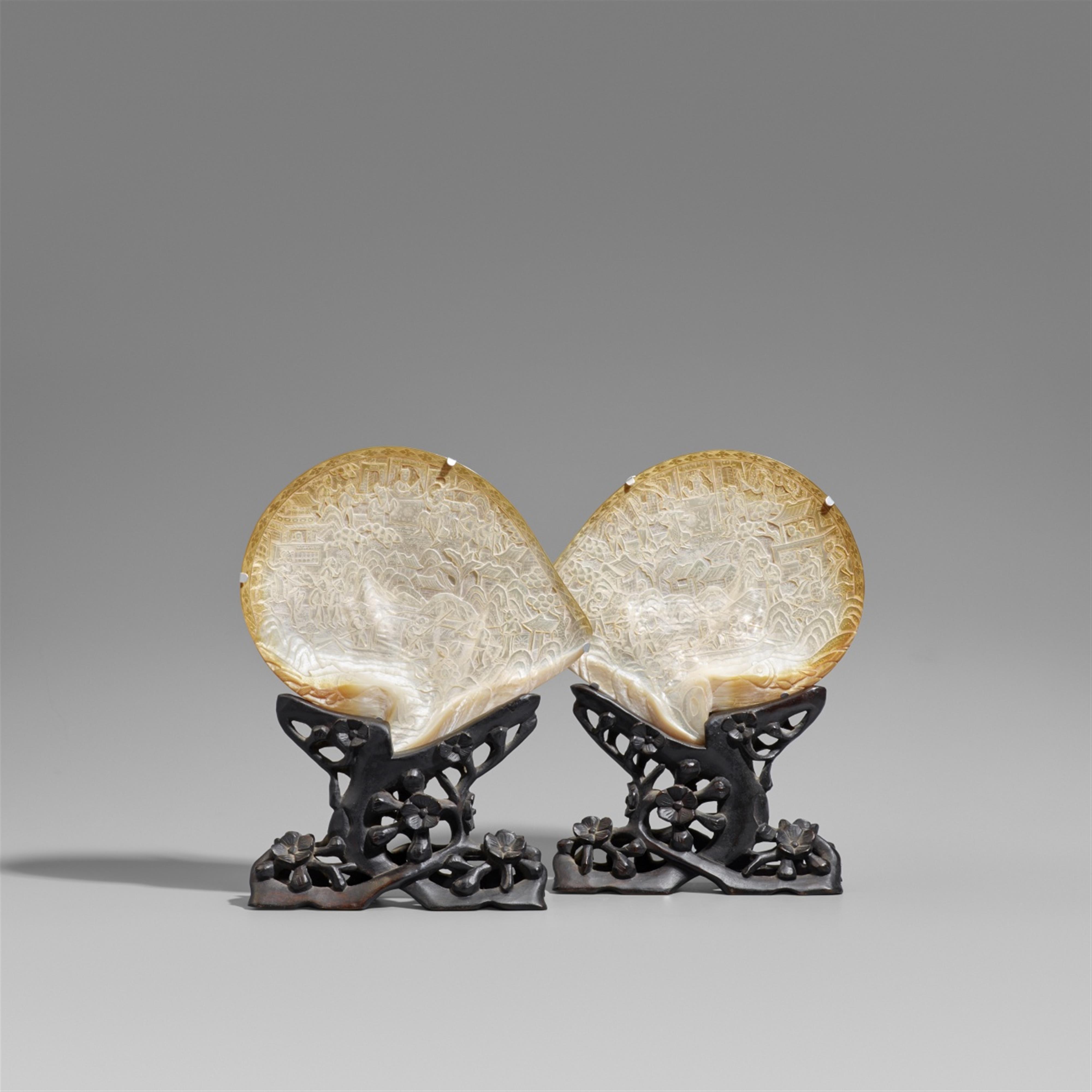 A pair of Canton whole mother-of-pearl shells carved in relief. 19th century - image-1