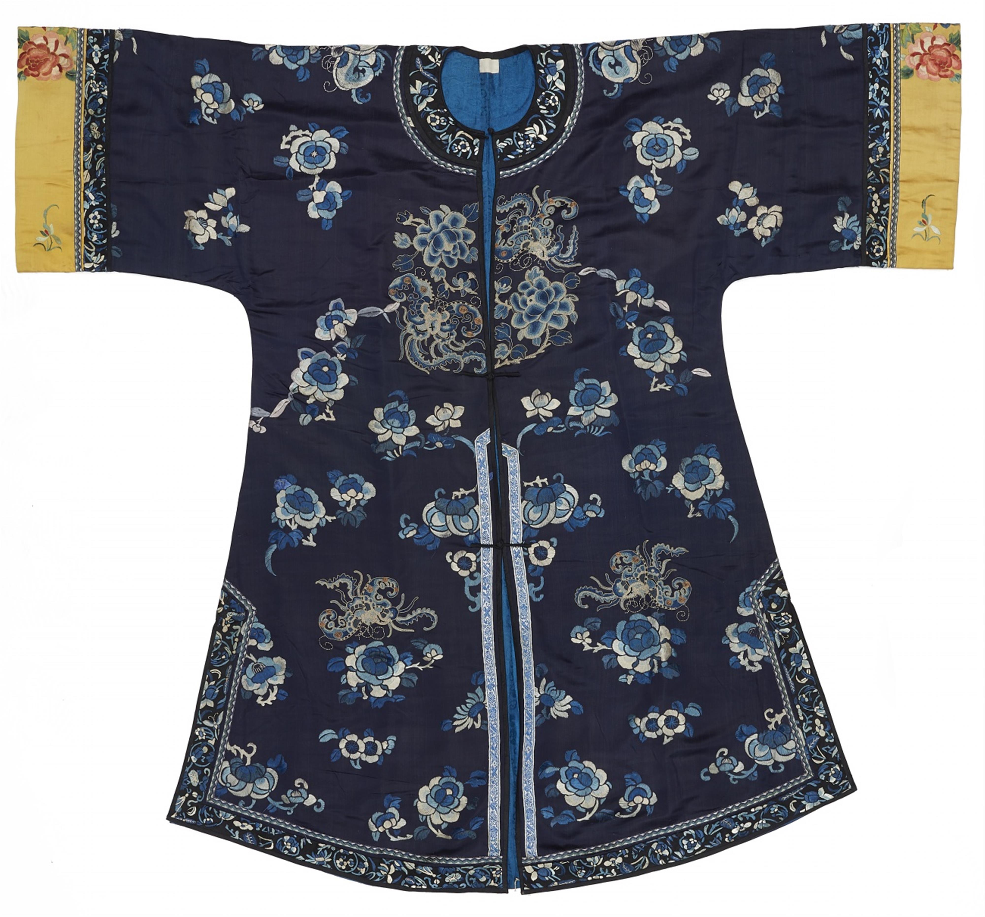 An embroidered dark blue satin robe. Around 1900 - image-1