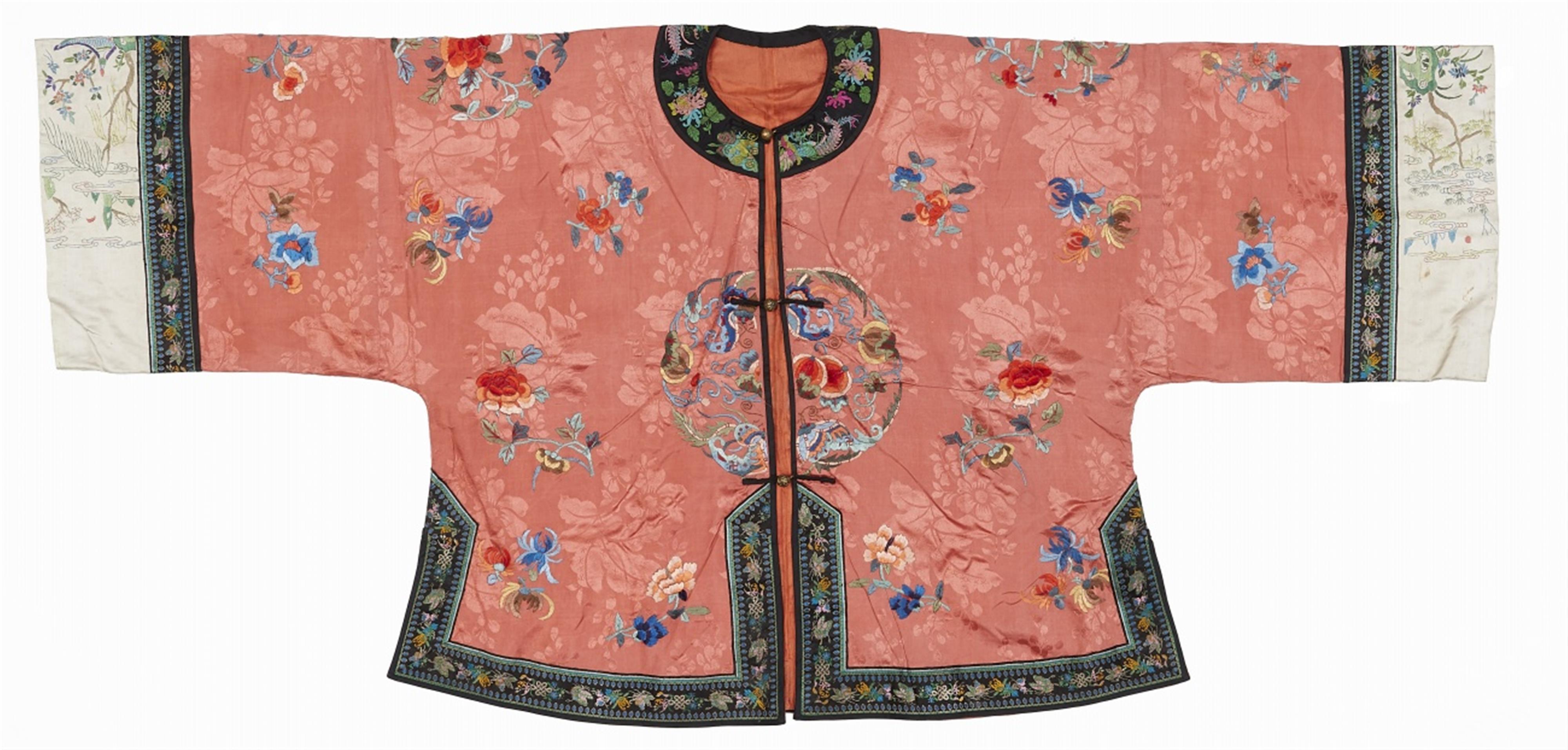 A lady's short embroidered satin jacket. Early 20th century - image-1