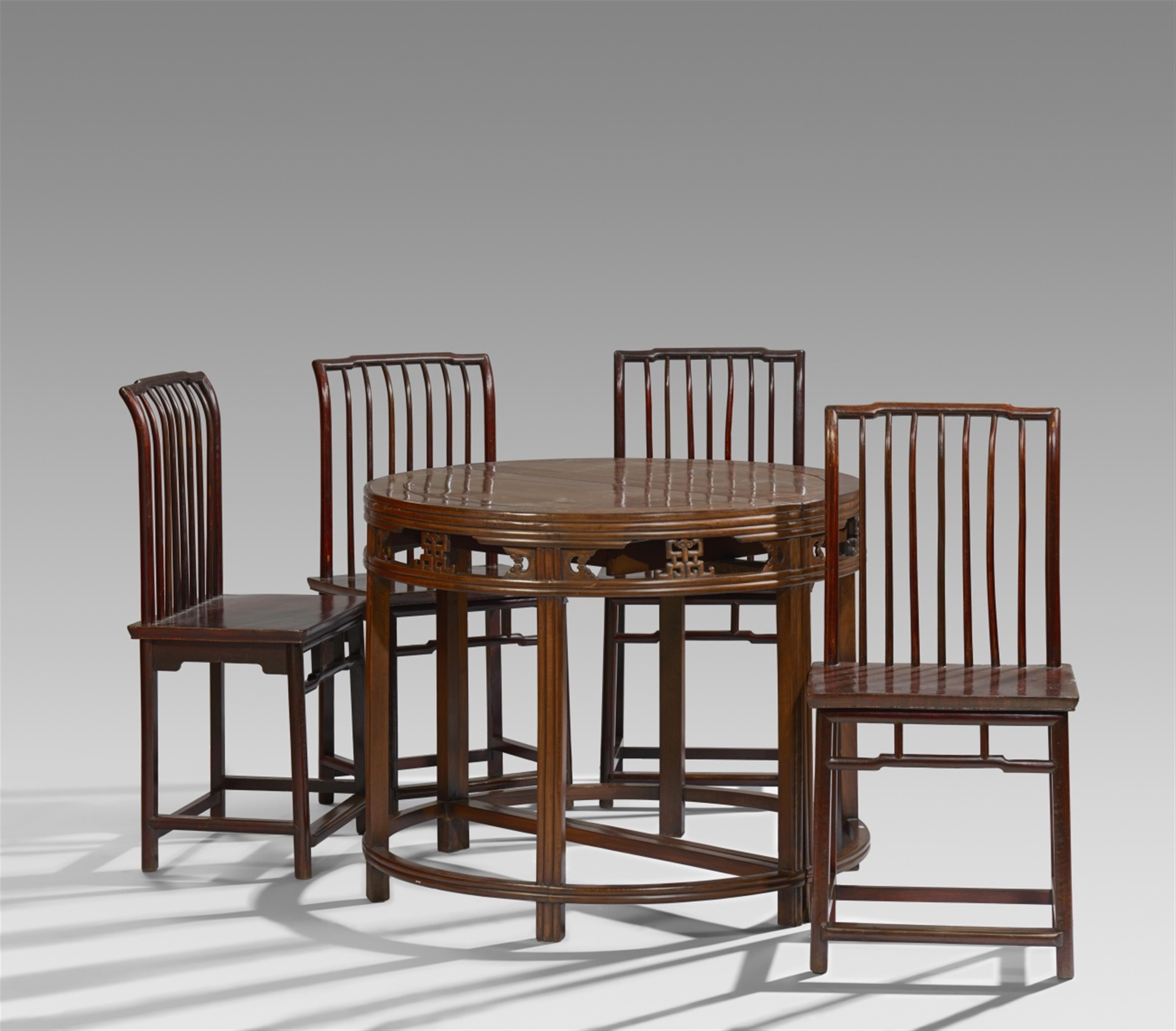 Two semicircular hardwood console tables, joined together, and four chairs. 19th/20th century - image-1