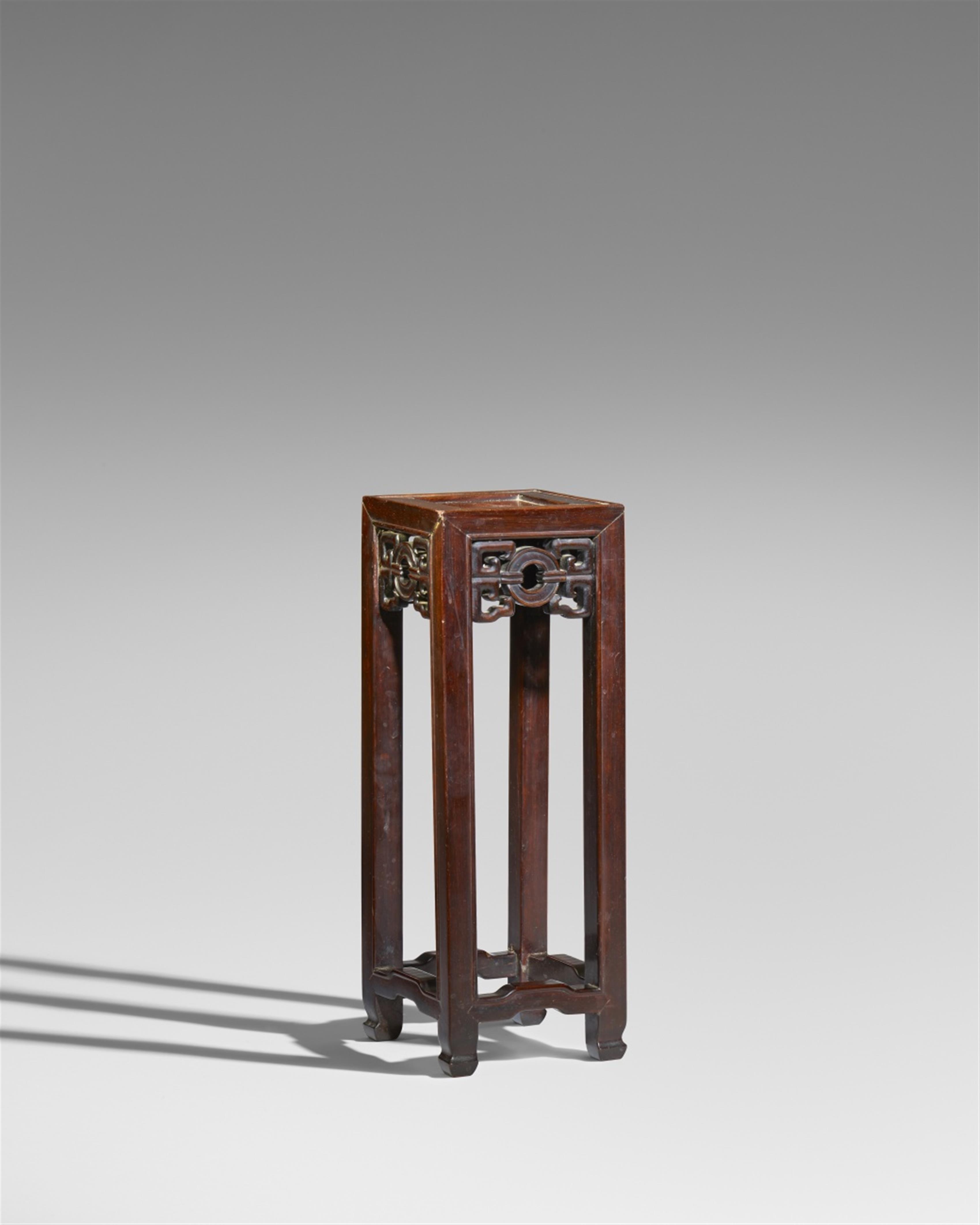 A small zhitan wood table or stand. 19th century - image-1