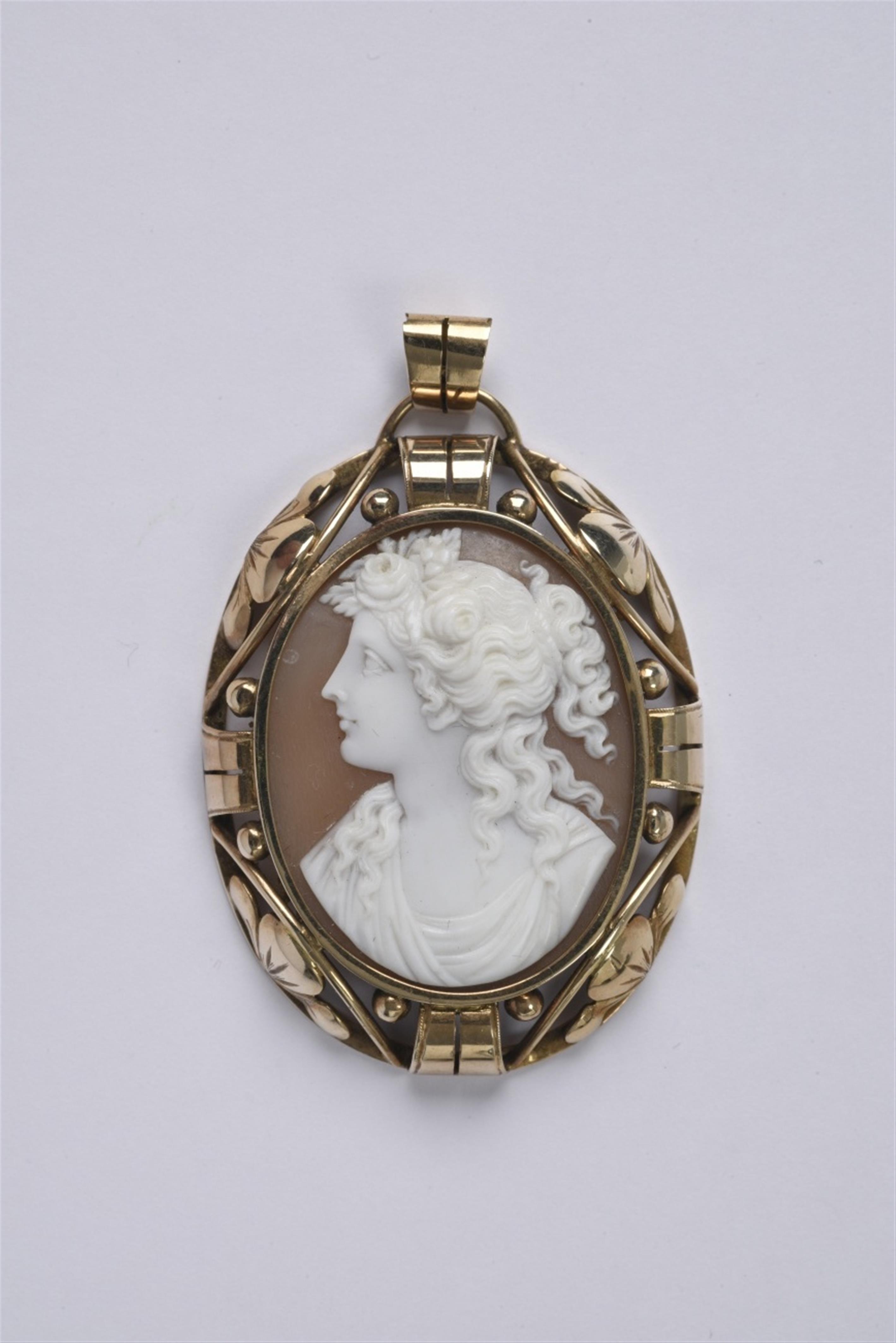 A 14k red gold and shell cameo brooch - image-1