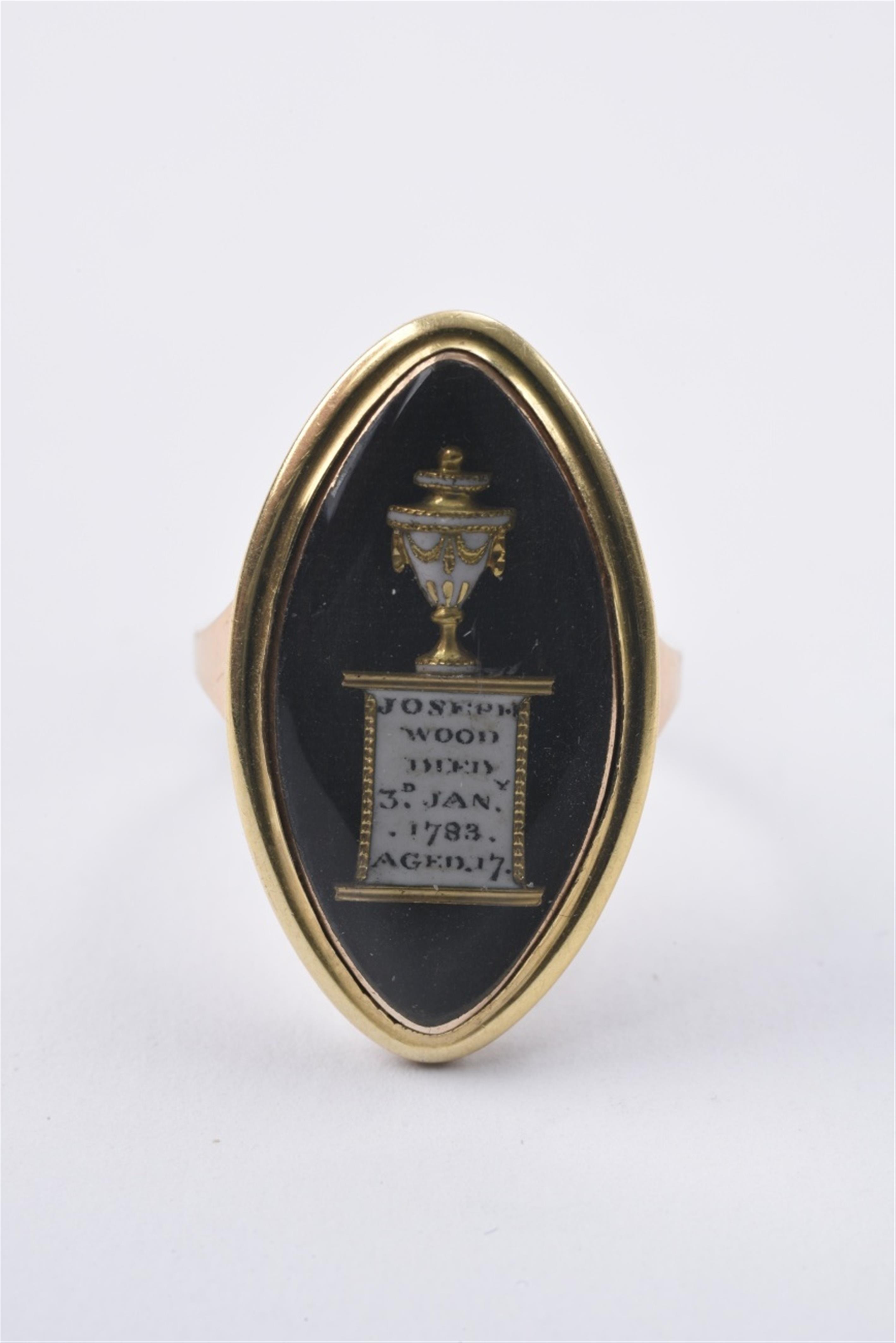 A George III 14k red gold ring - image-1