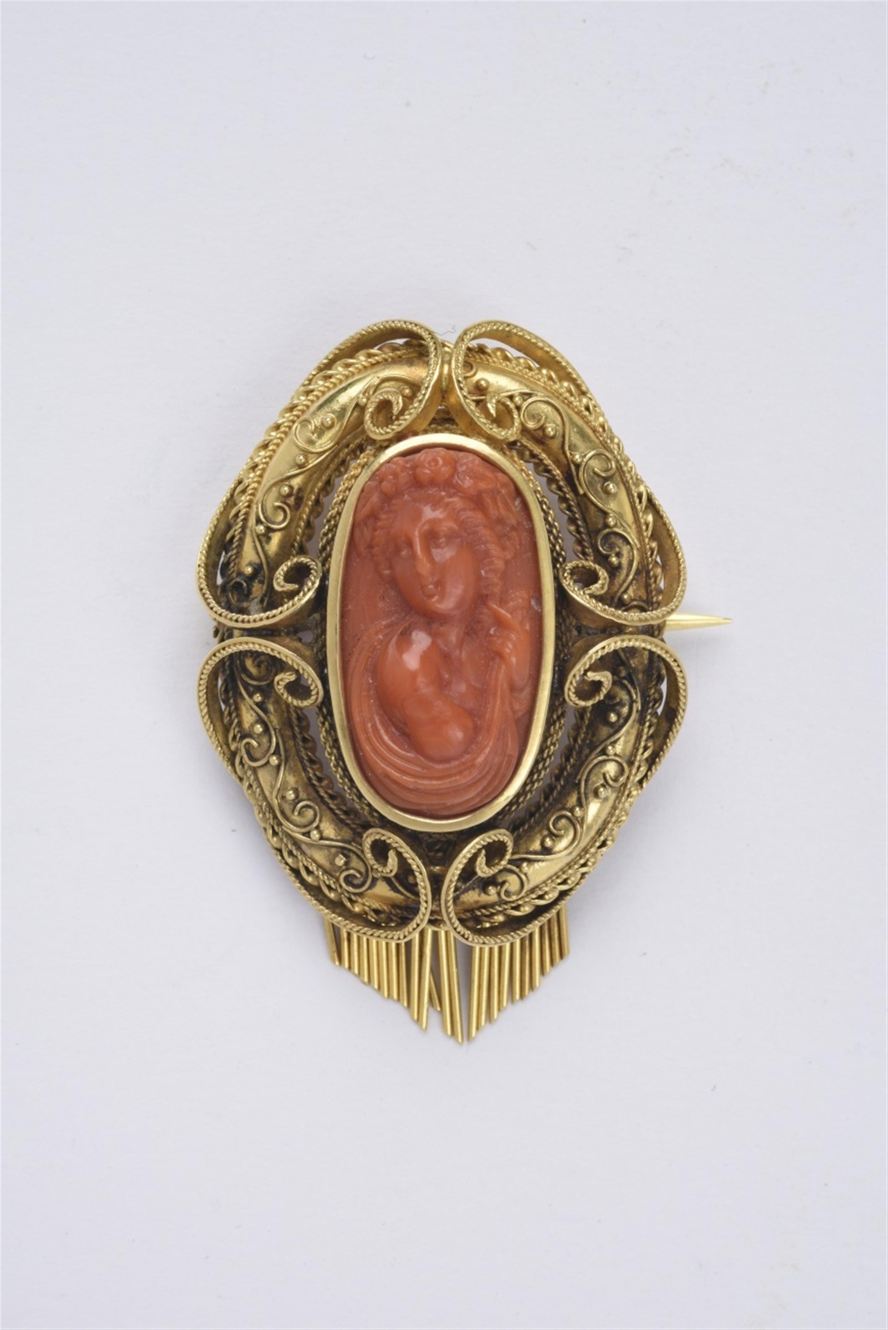 A Victorian 18k gold cameo brooch - image-1