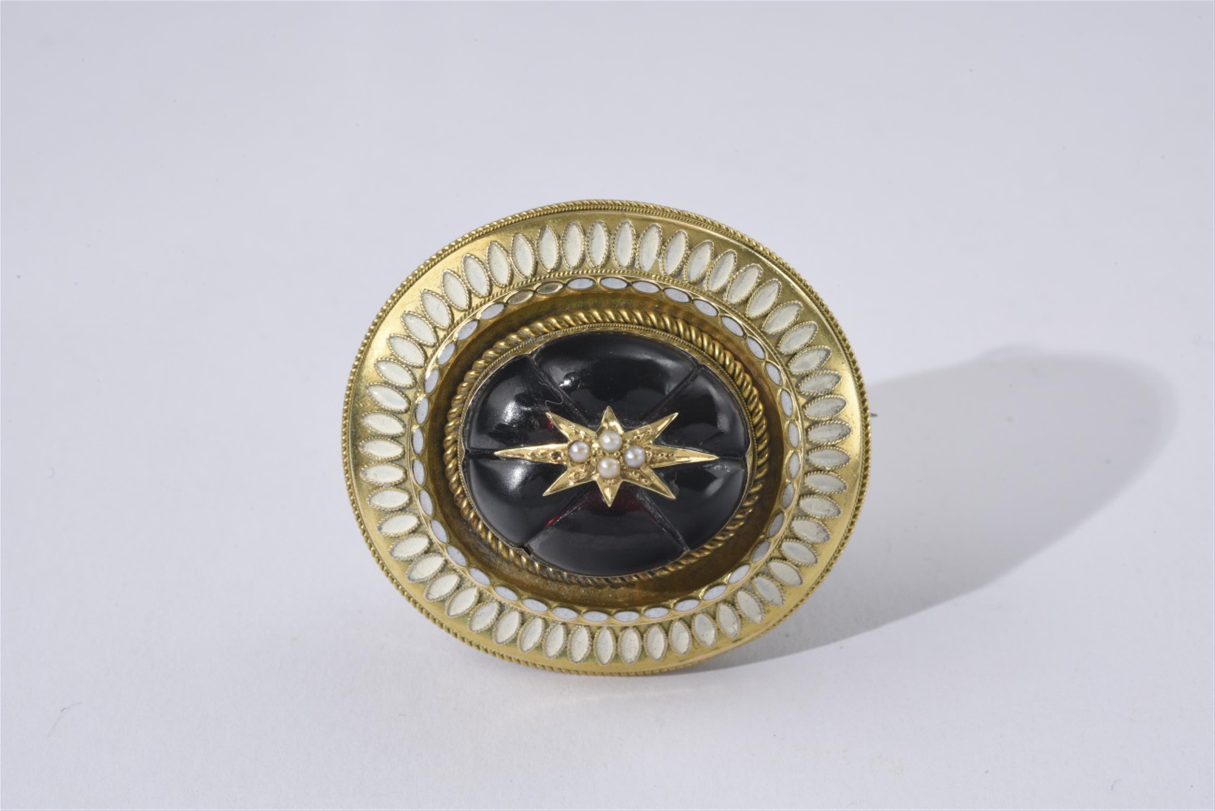 A Victorian gold and garnet brooch - image-1