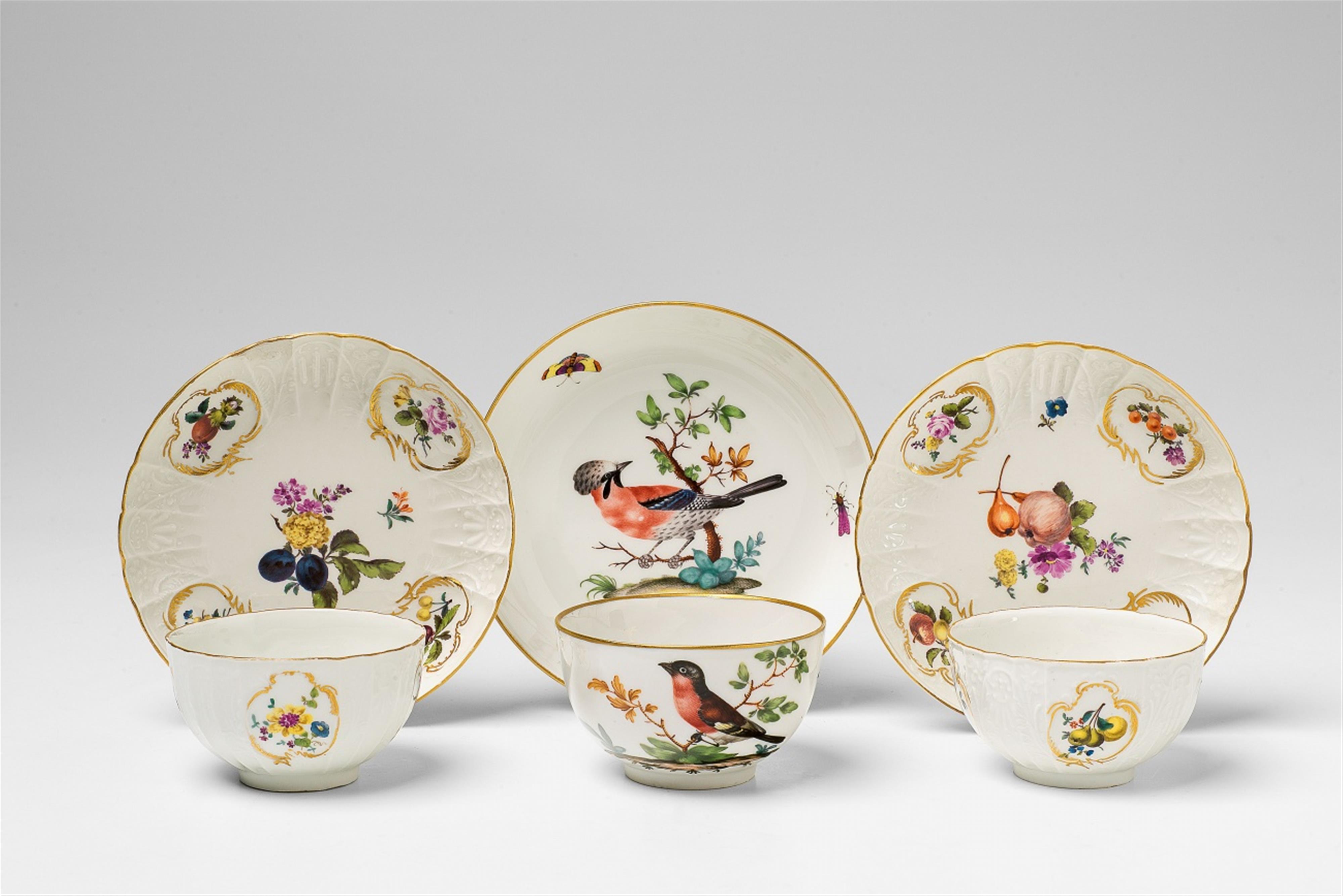 A pair of Meissen porcelain teabowls with fruit decor - image-1