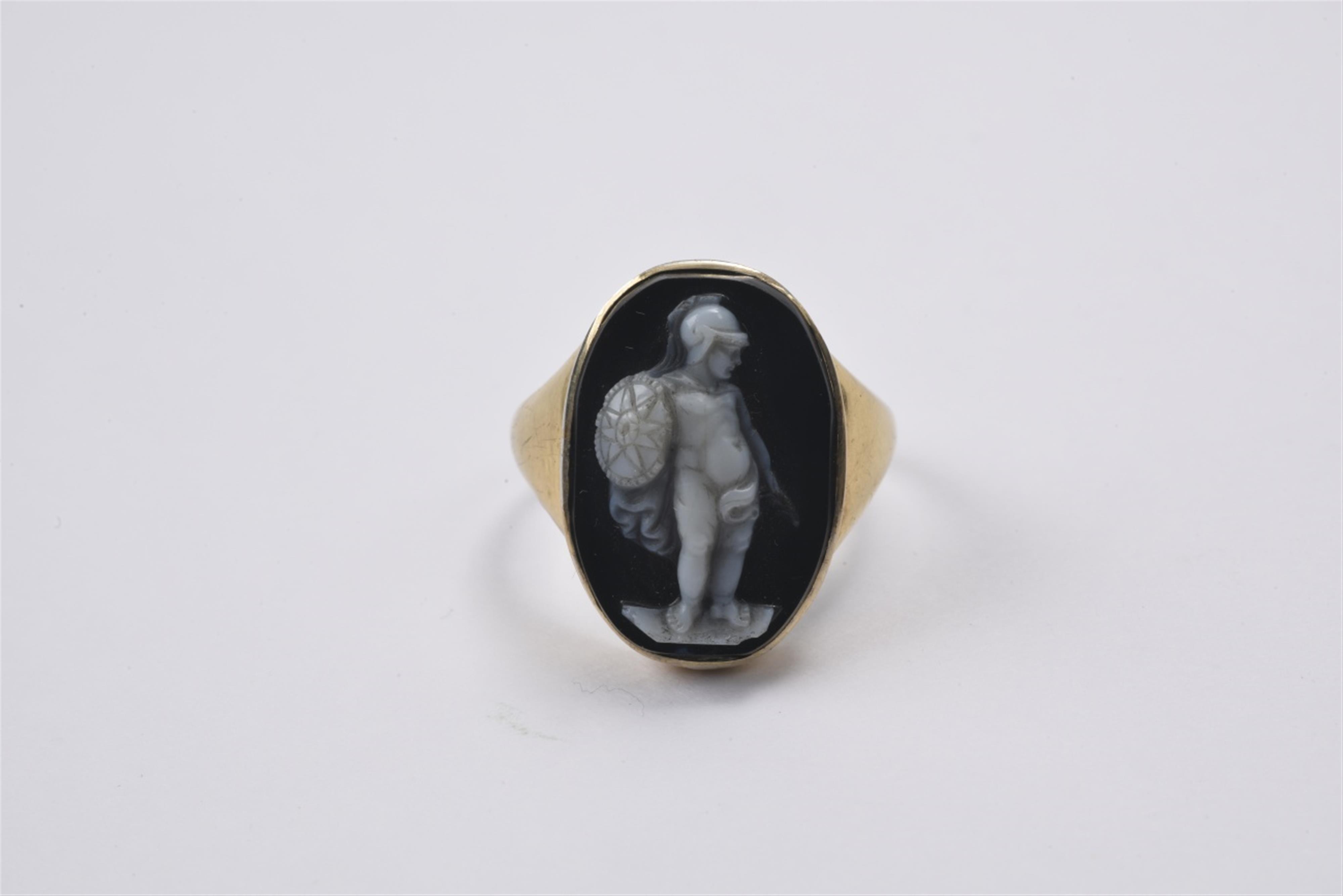 A 14k gold Neoclassical cameo ring - image-1