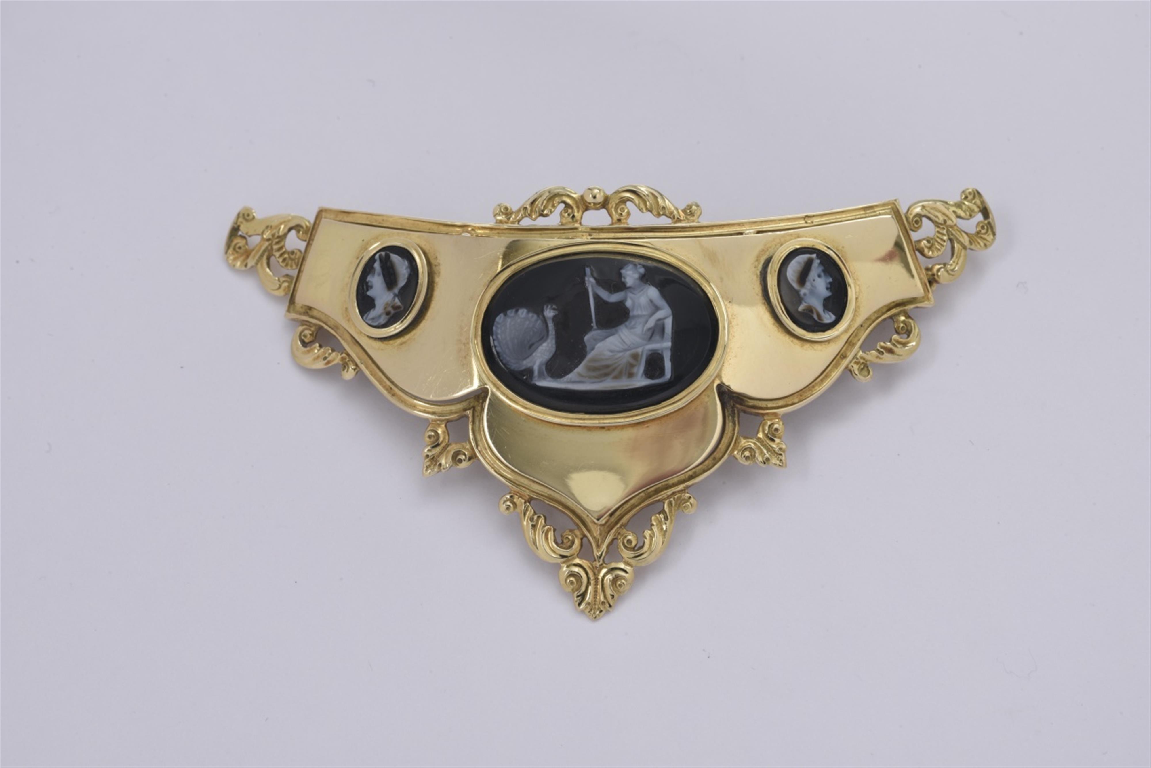 An 18k gold and agate cameo brooch - image-1