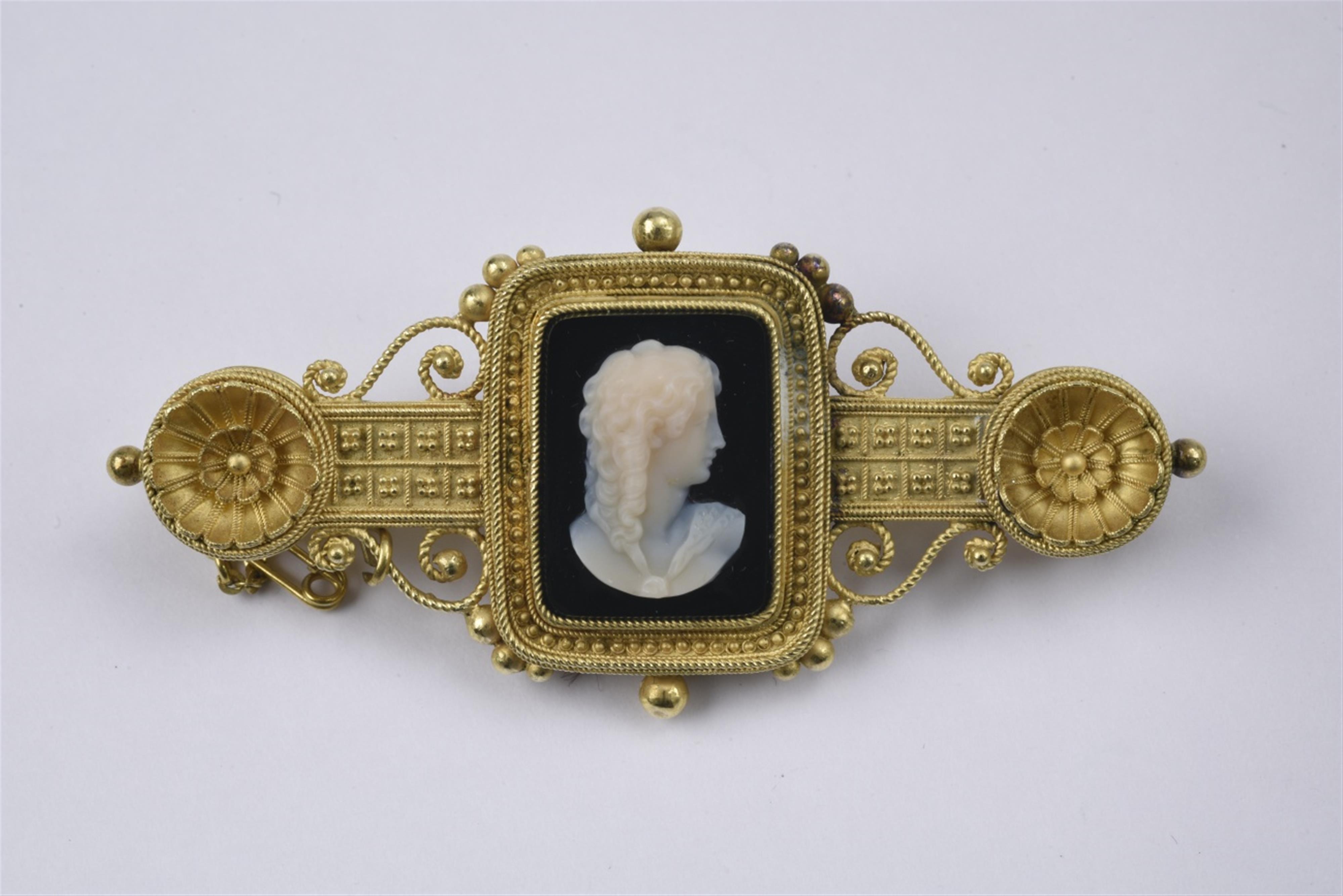 A 14k gold Neoetruscan cameo brooch - image-1