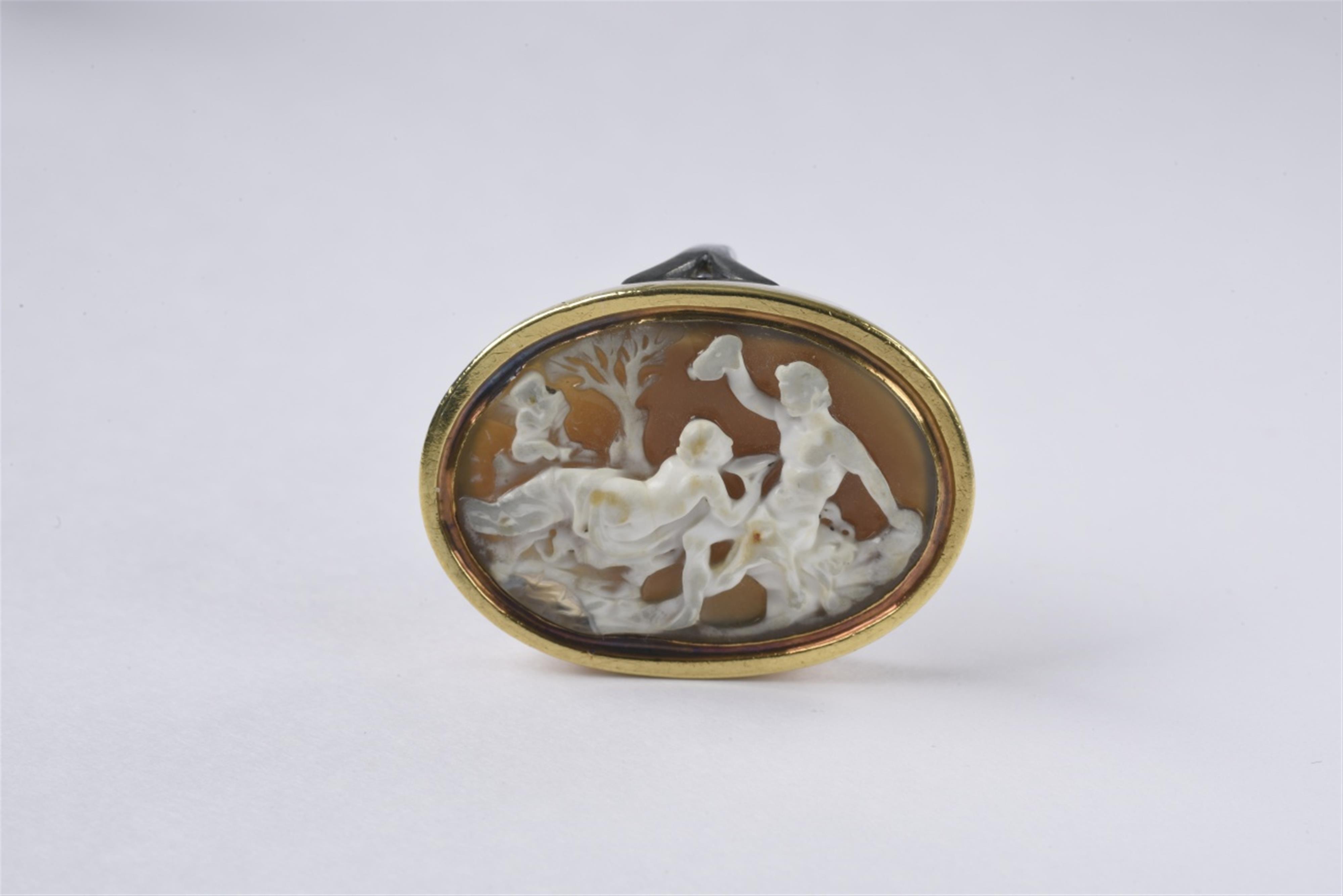 A Neoclassical 14k gold and agate cameo ring - image-1