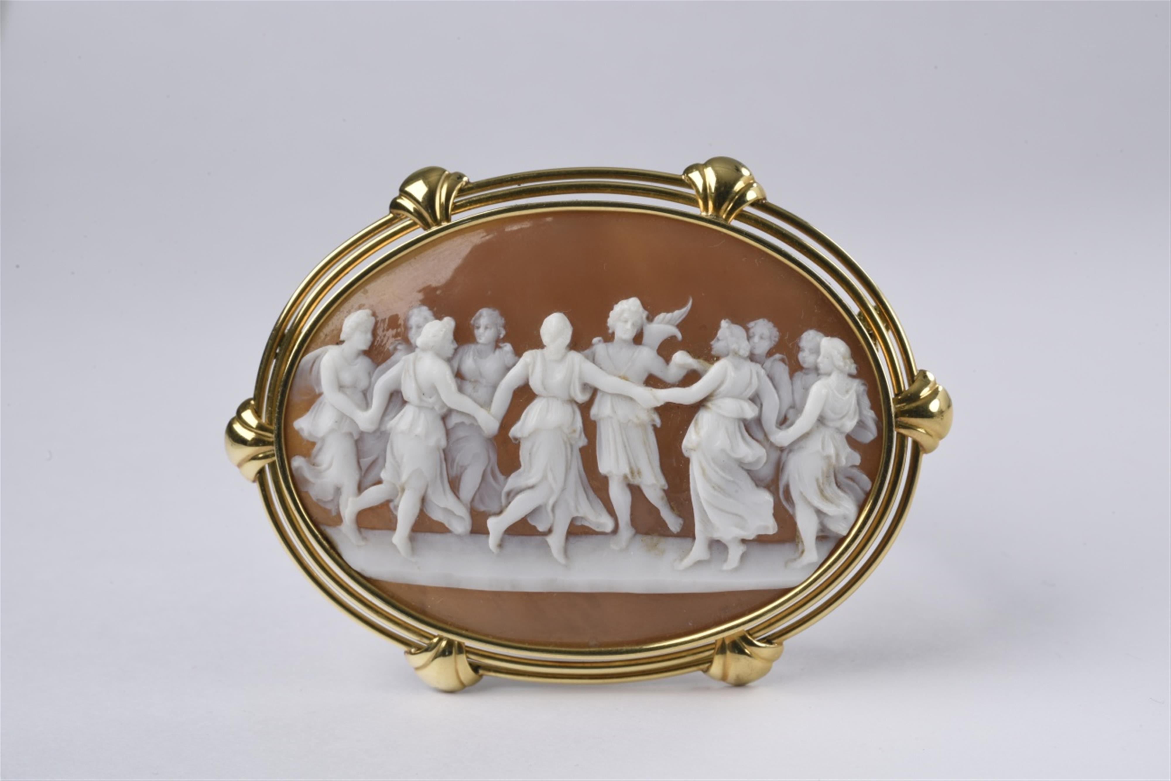 An 18k gold and shell cameo brooch - image-1