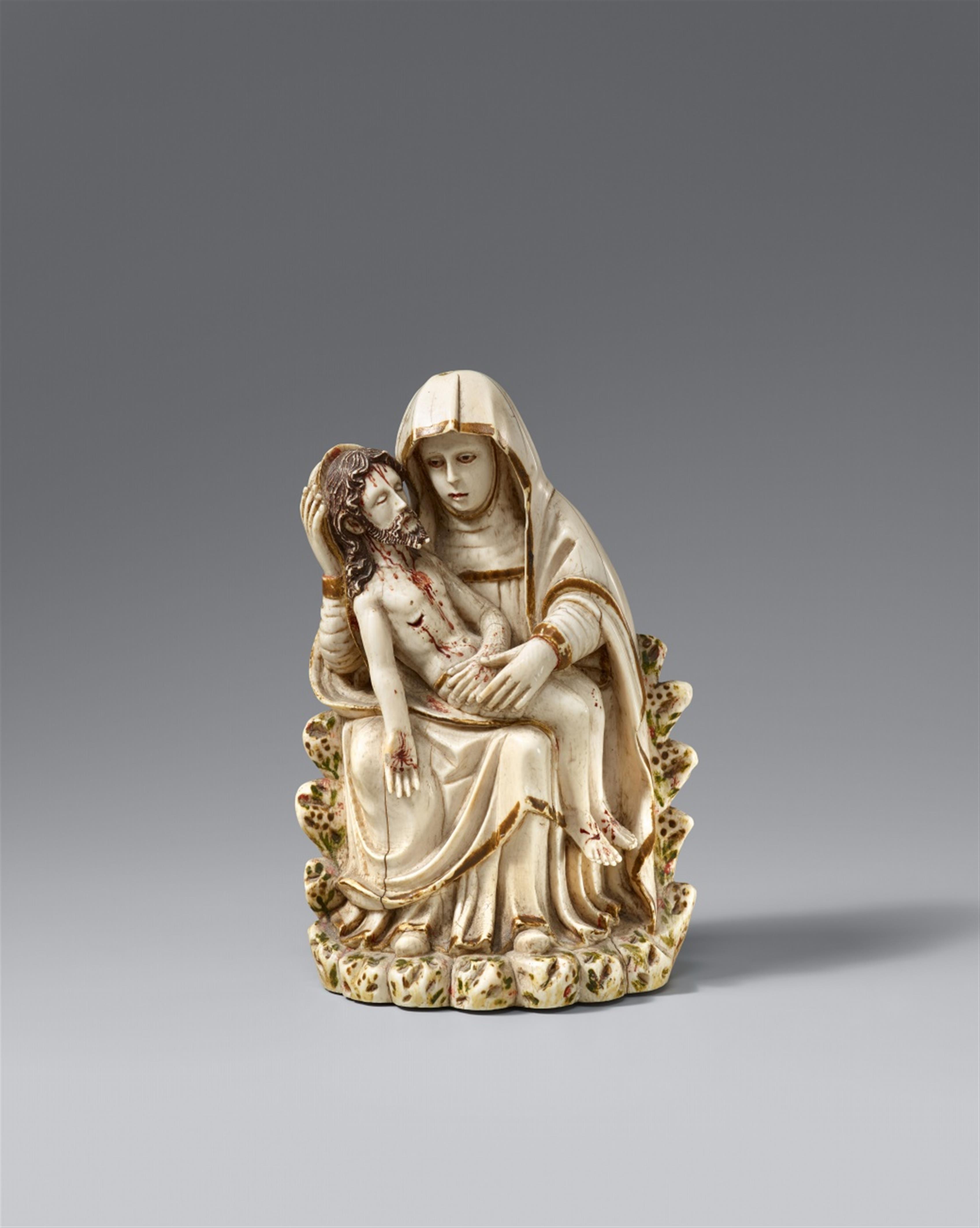 Probably Spain or Portugal 17th century (?) - A carved ivory pieta group, presumably Spanish or Portuguese, 17th century - image-1