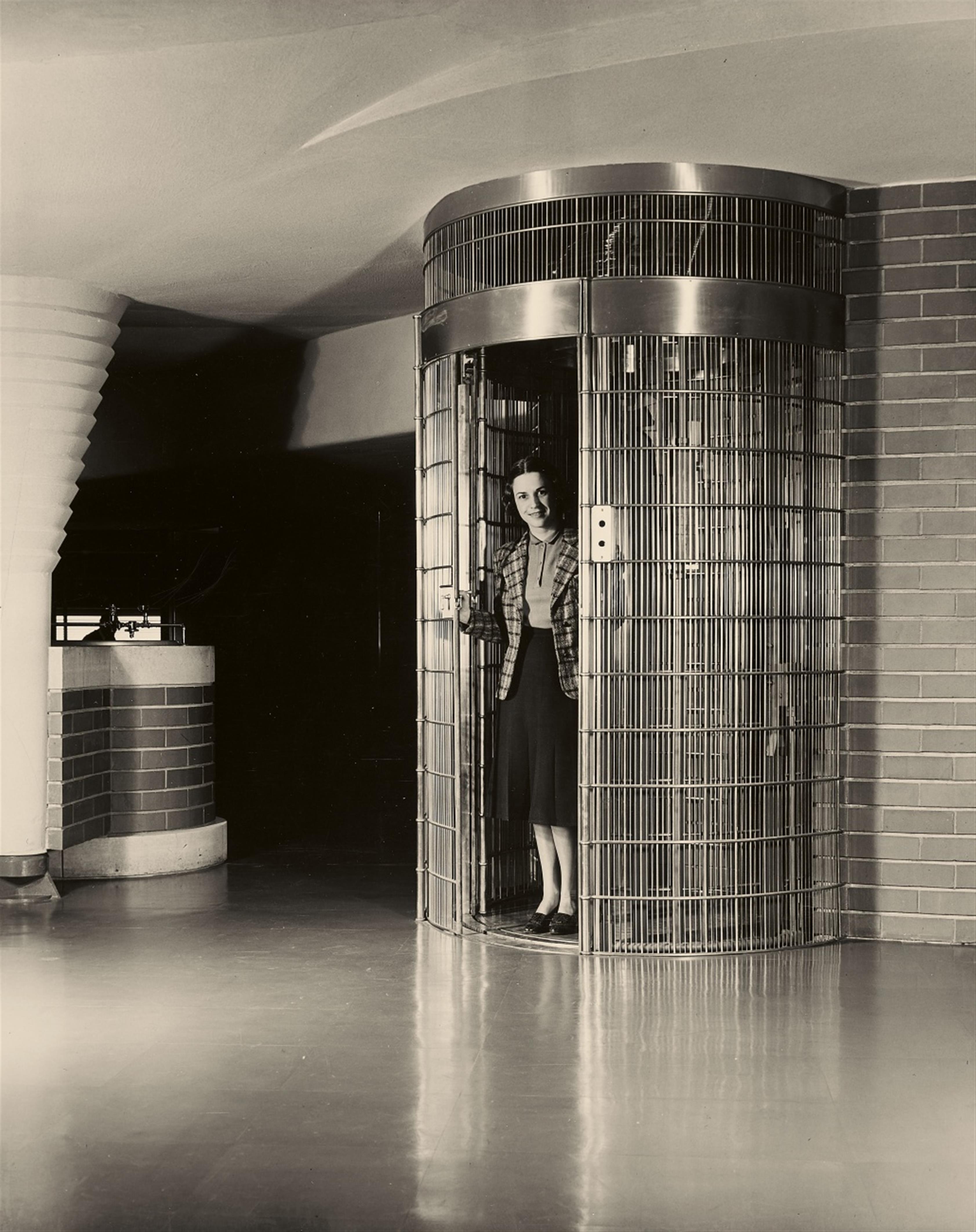 S. C. Johnson & Son Inc. / Photographic department - S.C. Johnson Administration Building, Racine/Wisconsin (Architect Frank Lloyd Wright) - image-5