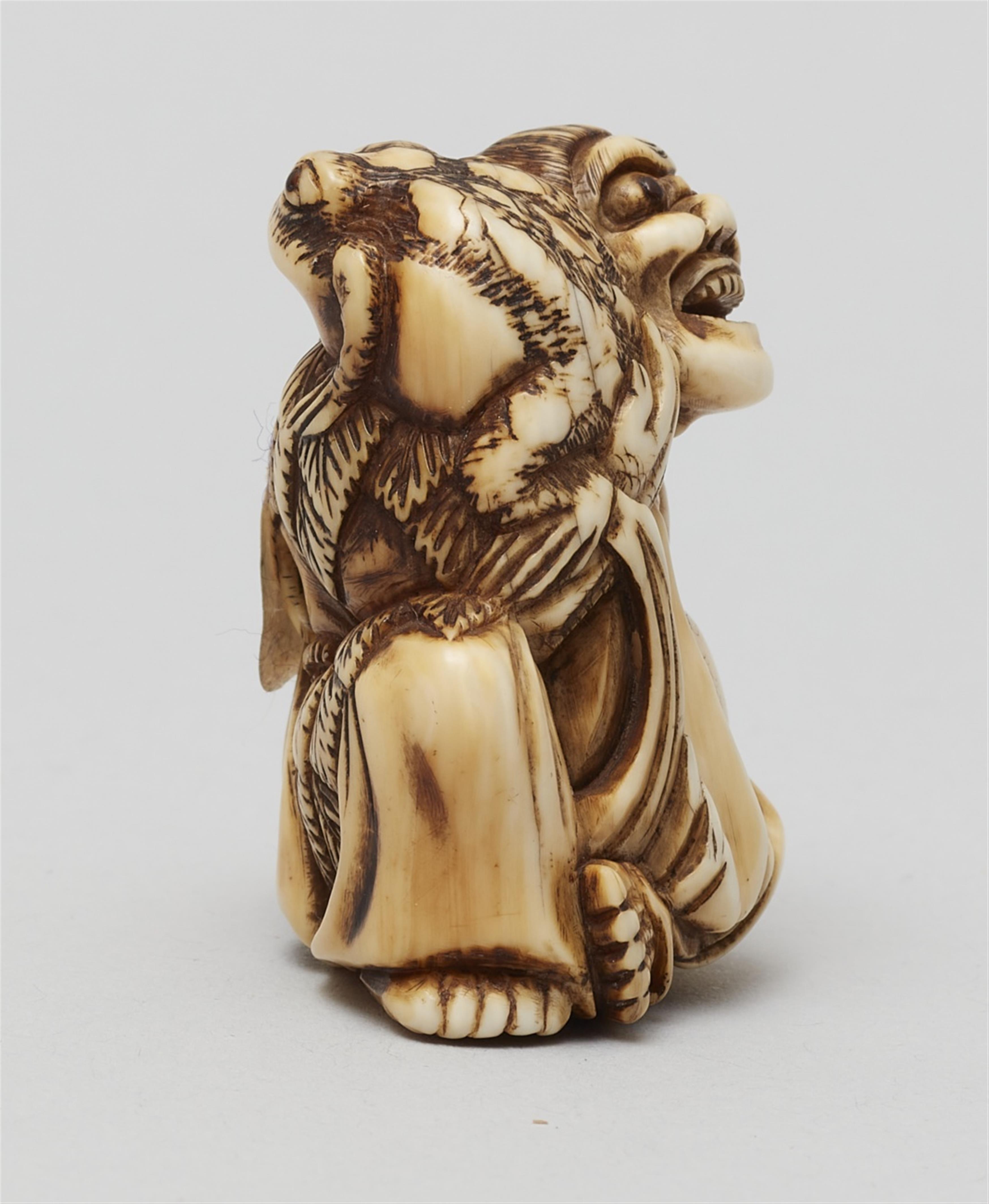 An ivory netsuke of a laughing Gama Sennin with a toad. Late 18th century - image-2