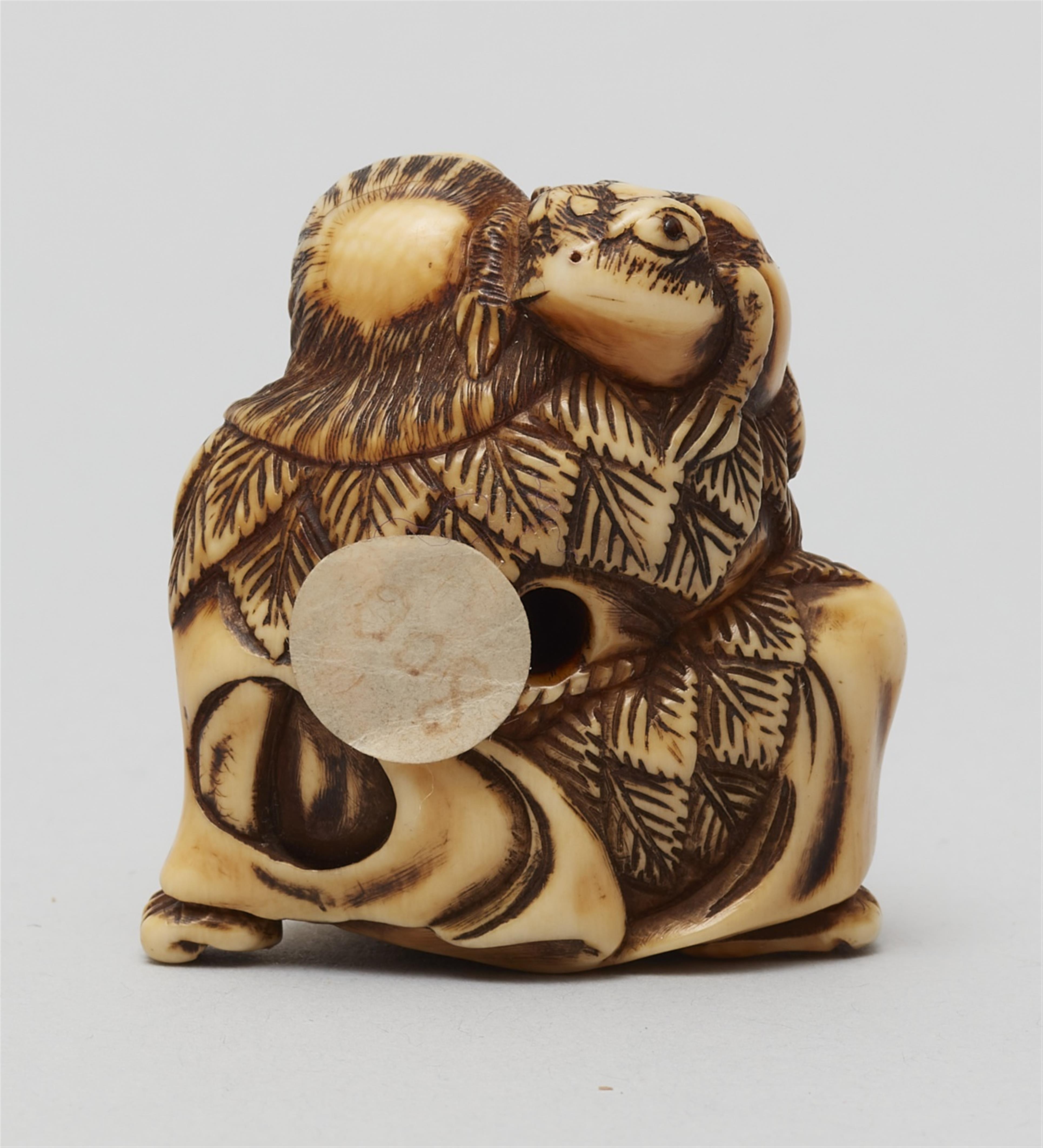 An ivory netsuke of a laughing Gama Sennin with a toad. Late 18th century - image-3