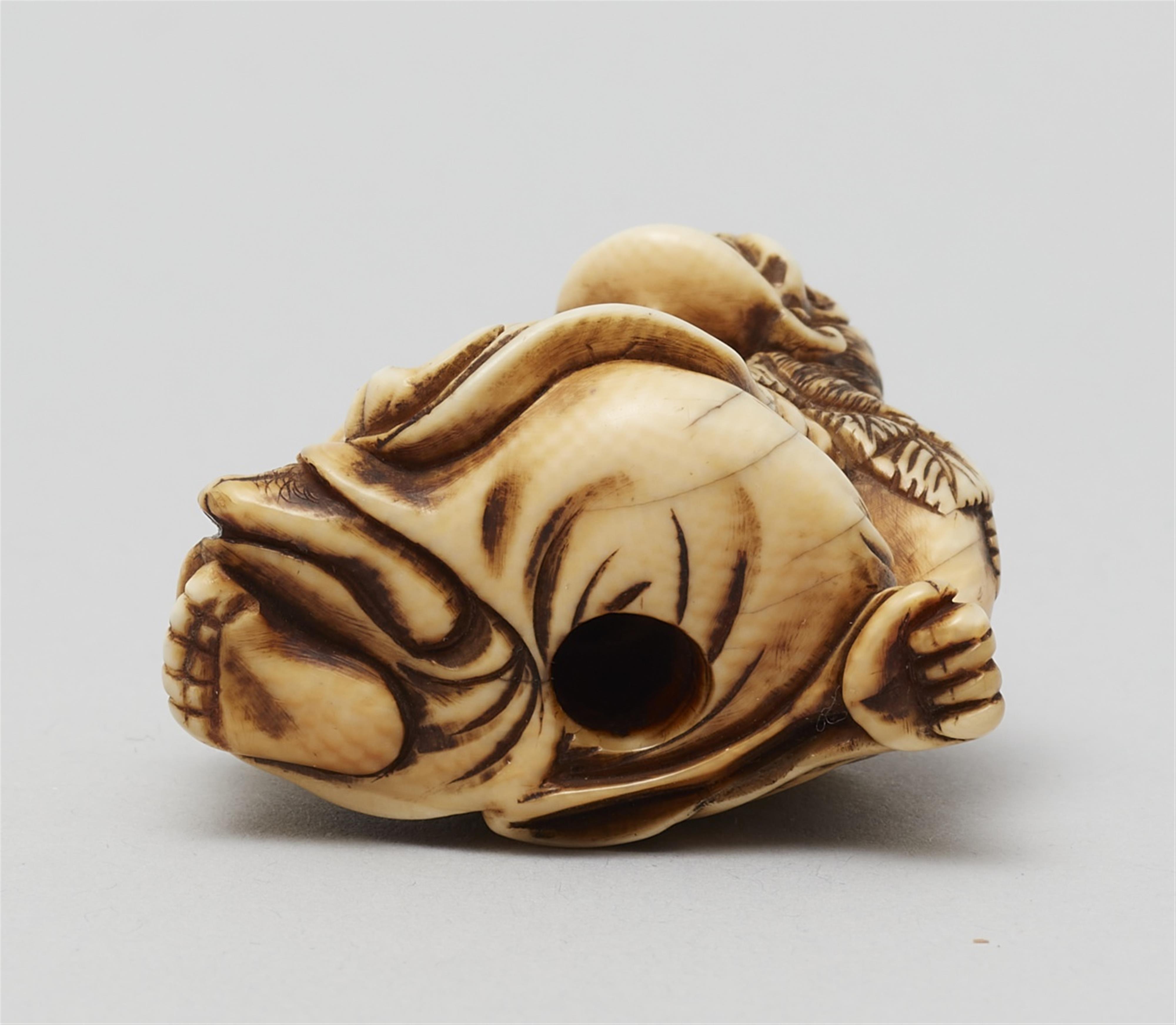 An ivory netsuke of a laughing Gama Sennin with a toad. Late 18th century - image-5