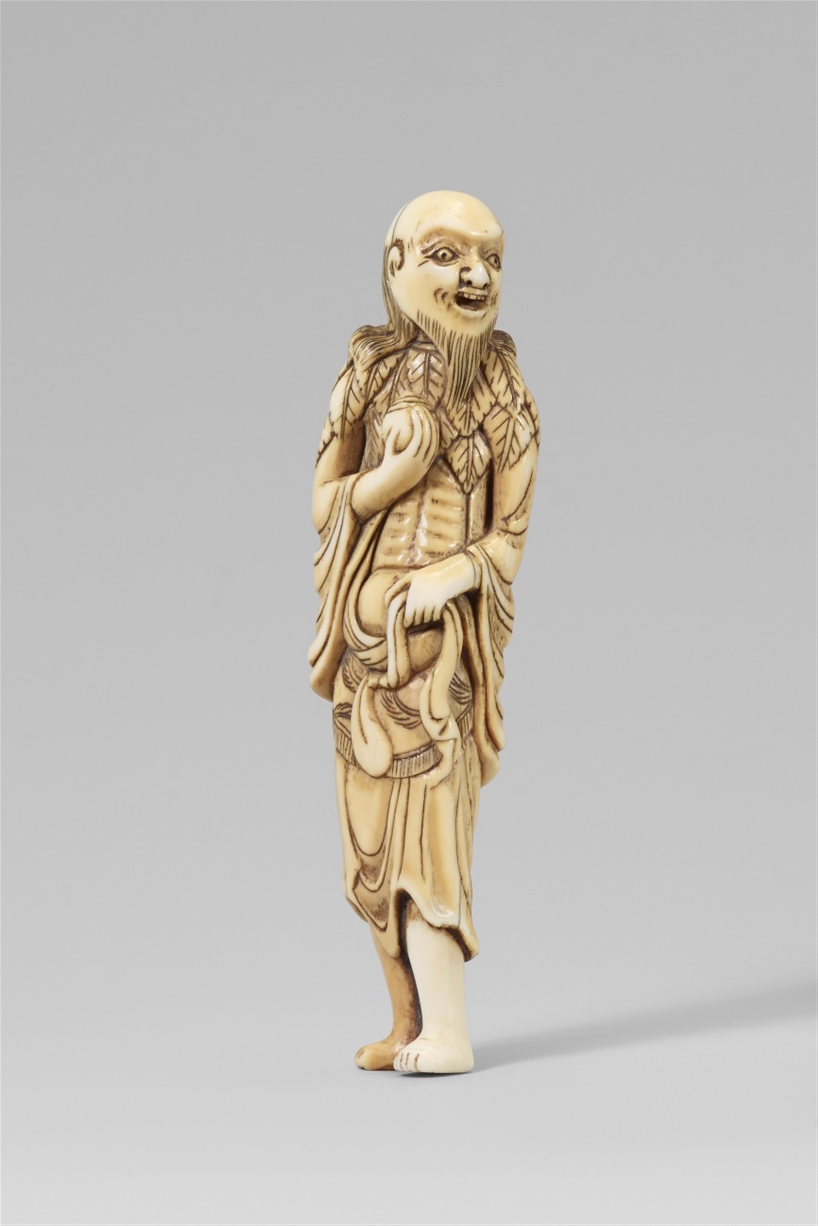 An ivory netsuke of a sennin with a tama. 18th century - image-1