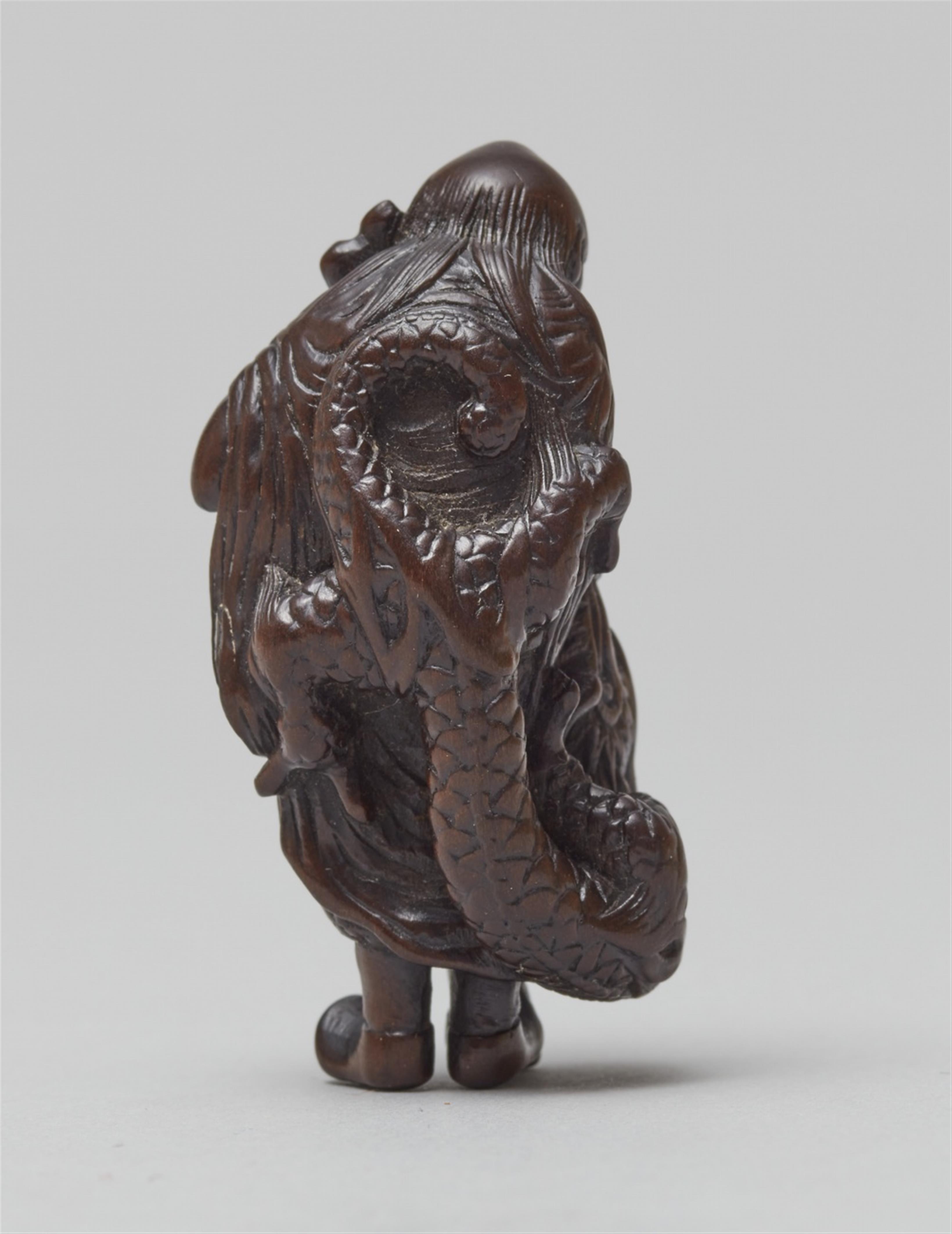 A wood netsuke of a sennin with a dragon. First half 19th century - image-3