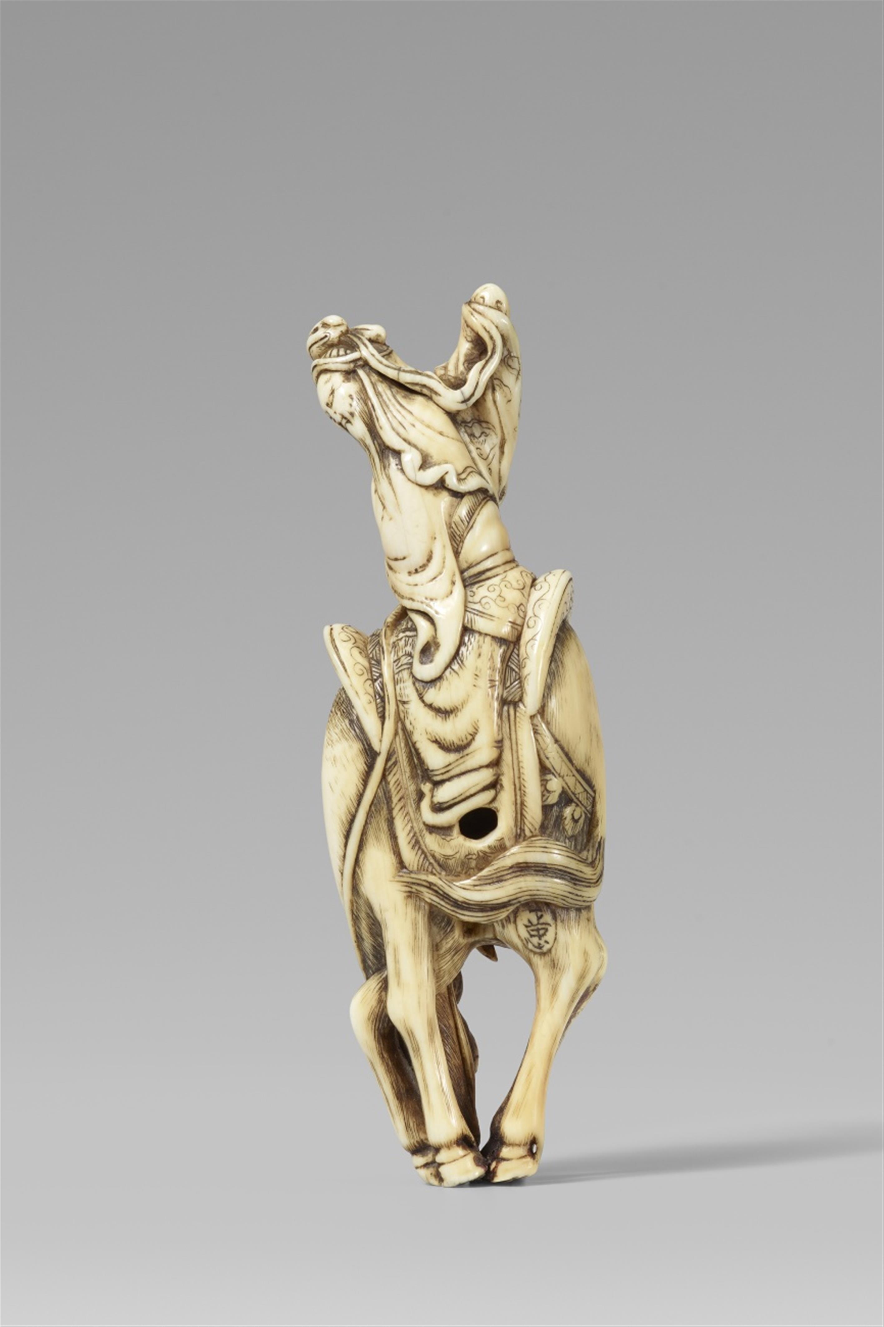 A very fine and rare Kyoto school ivory netsuke of Kan’u on horseback, by Masatada. Late 18th century - image-2