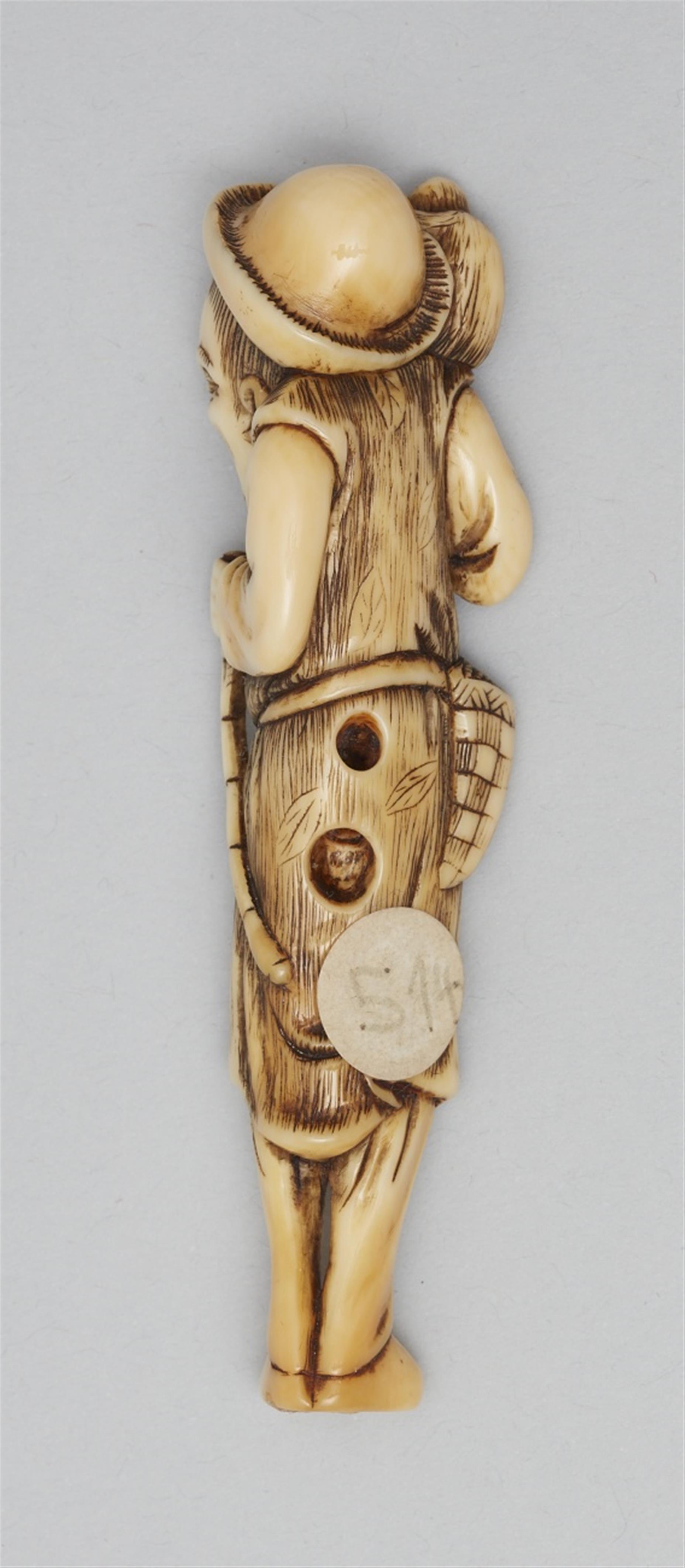 A rare ivory netsuke of a laughing Chinese monkey trainer. Early 19th century - image-2