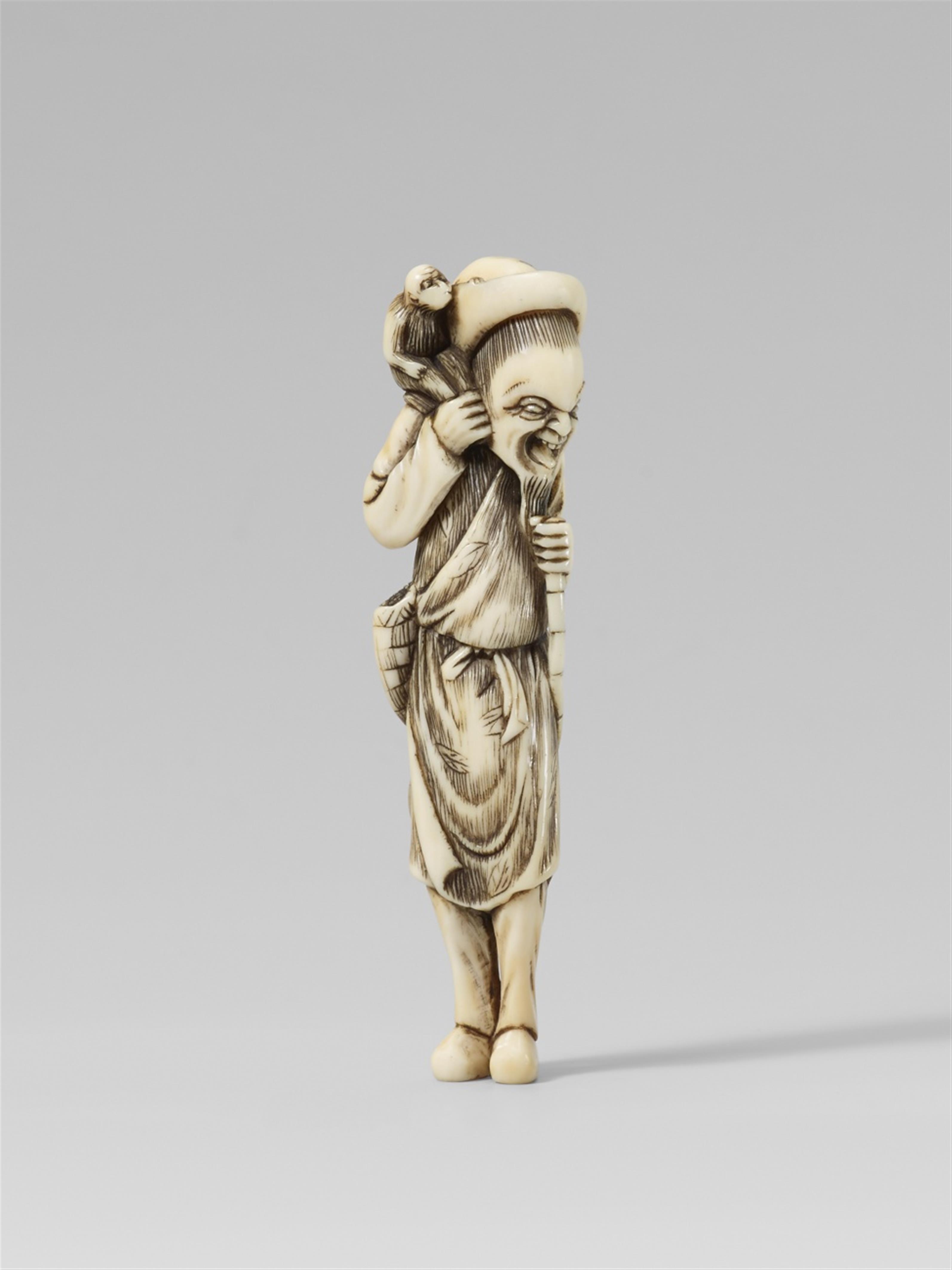 A rare ivory netsuke of a laughing Chinese monkey trainer. Early 19th century - image-1