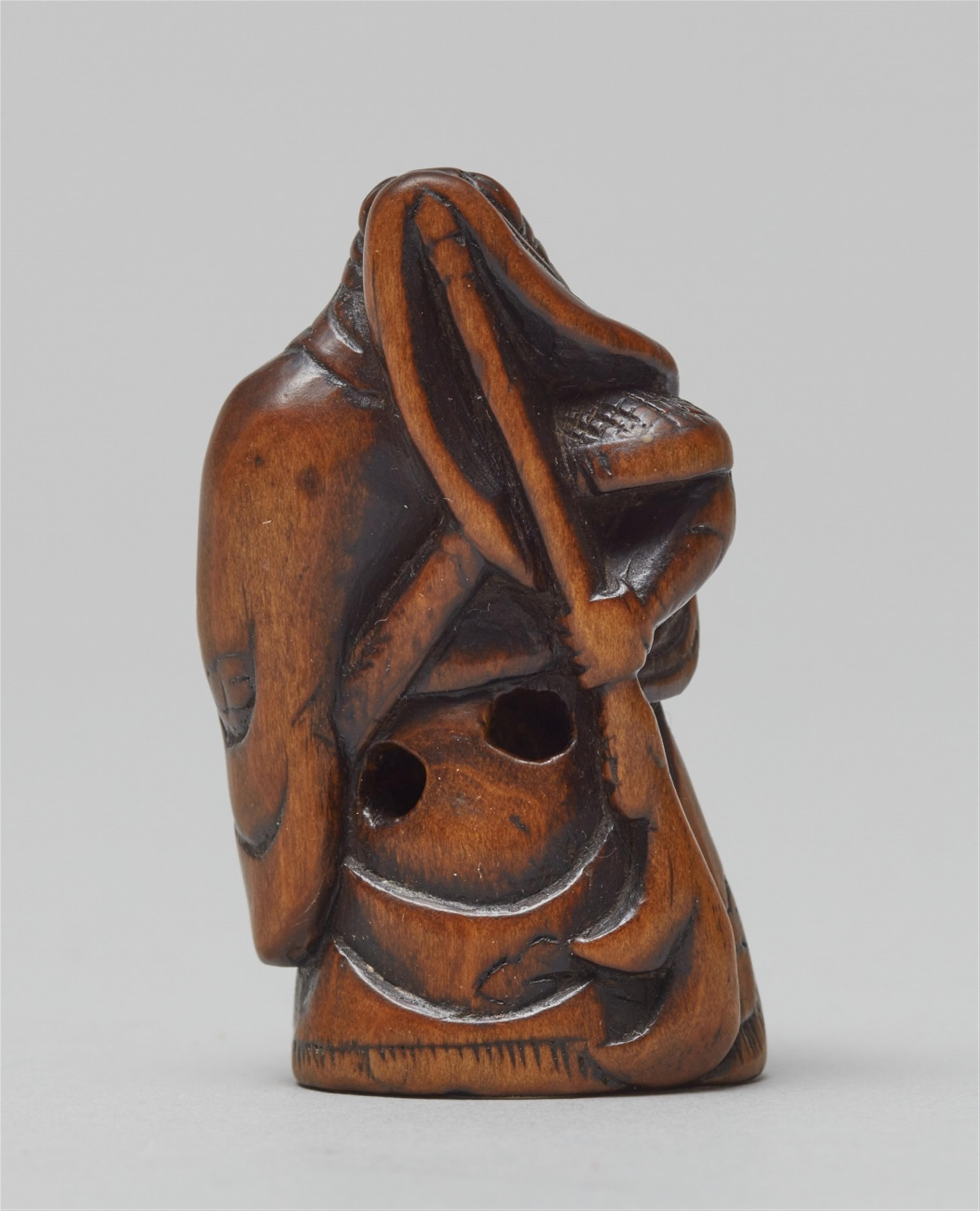 A boxwood netsuke of Kan’u. Early 19th century - image-3