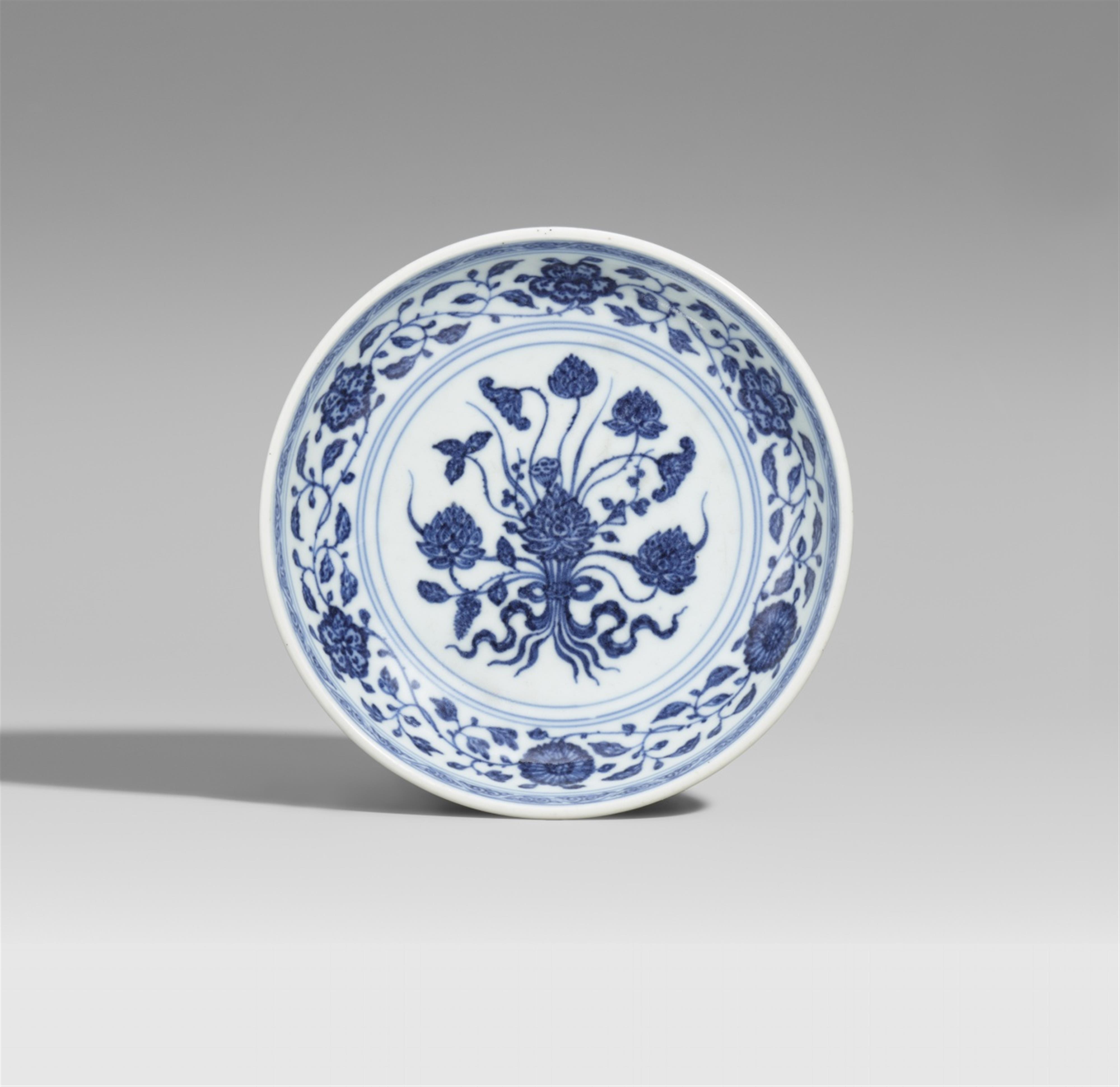 A blue and white lotus bouquet dish. Yongzheng period (1722-1735) - image-1