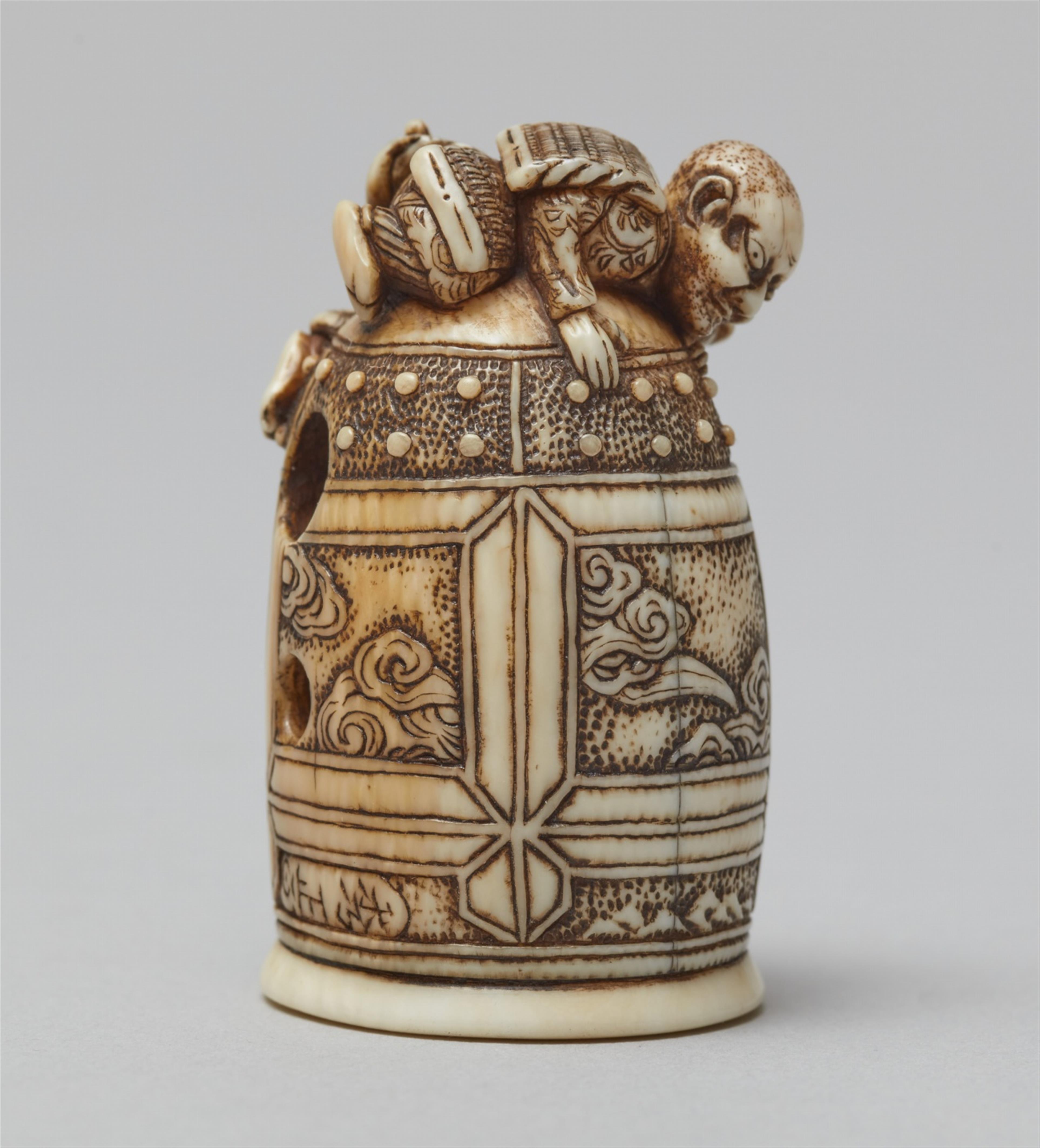 An ivory netsuke of Benkei and the bell of Miidera. First half 19th century - image-2