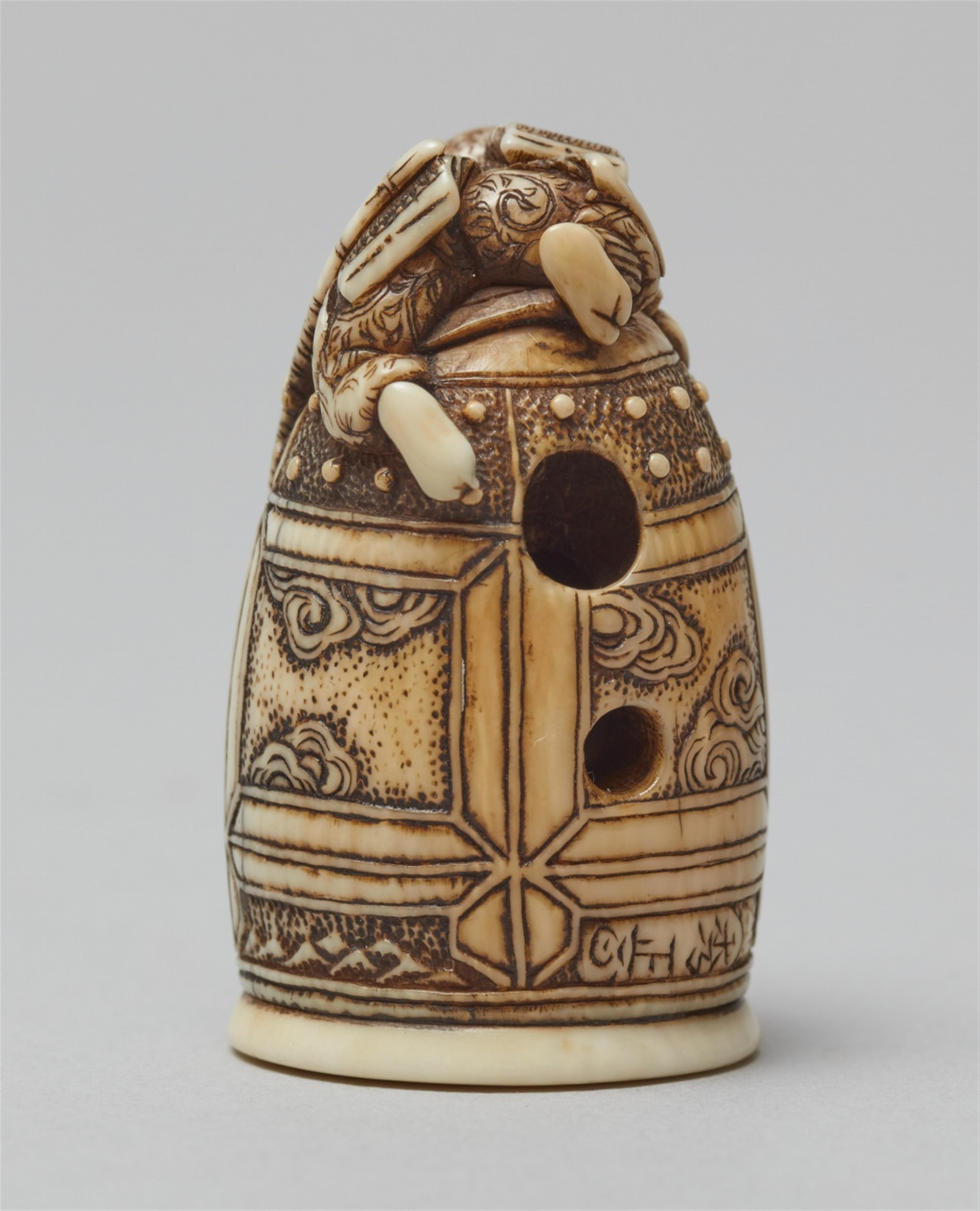 An ivory netsuke of Benkei and the bell of Miidera. First half 19th century - image-3