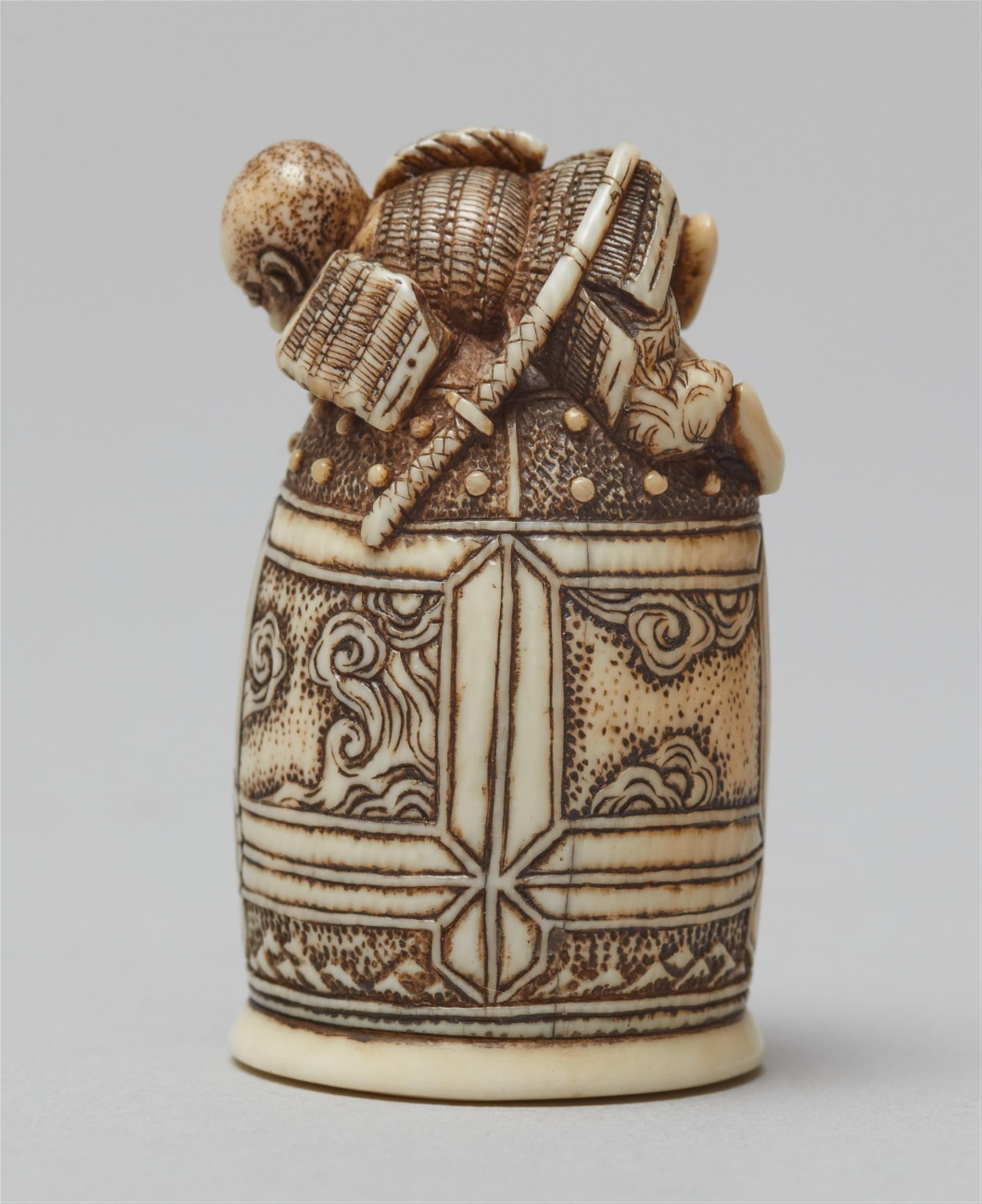 An ivory netsuke of Benkei and the bell of Miidera. First half 19th century - image-4