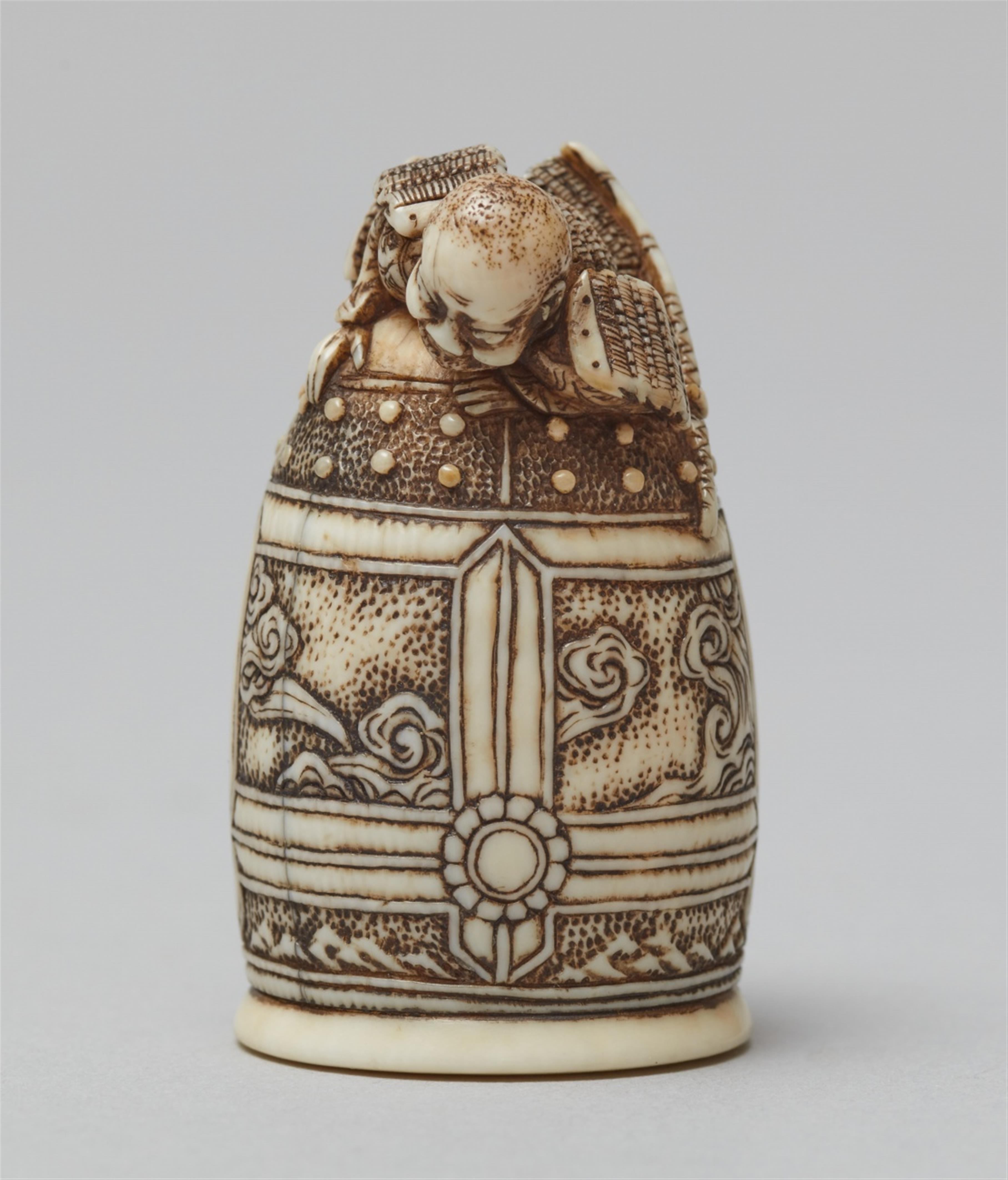 An ivory netsuke of Benkei and the bell of Miidera. First half 19th century - image-5