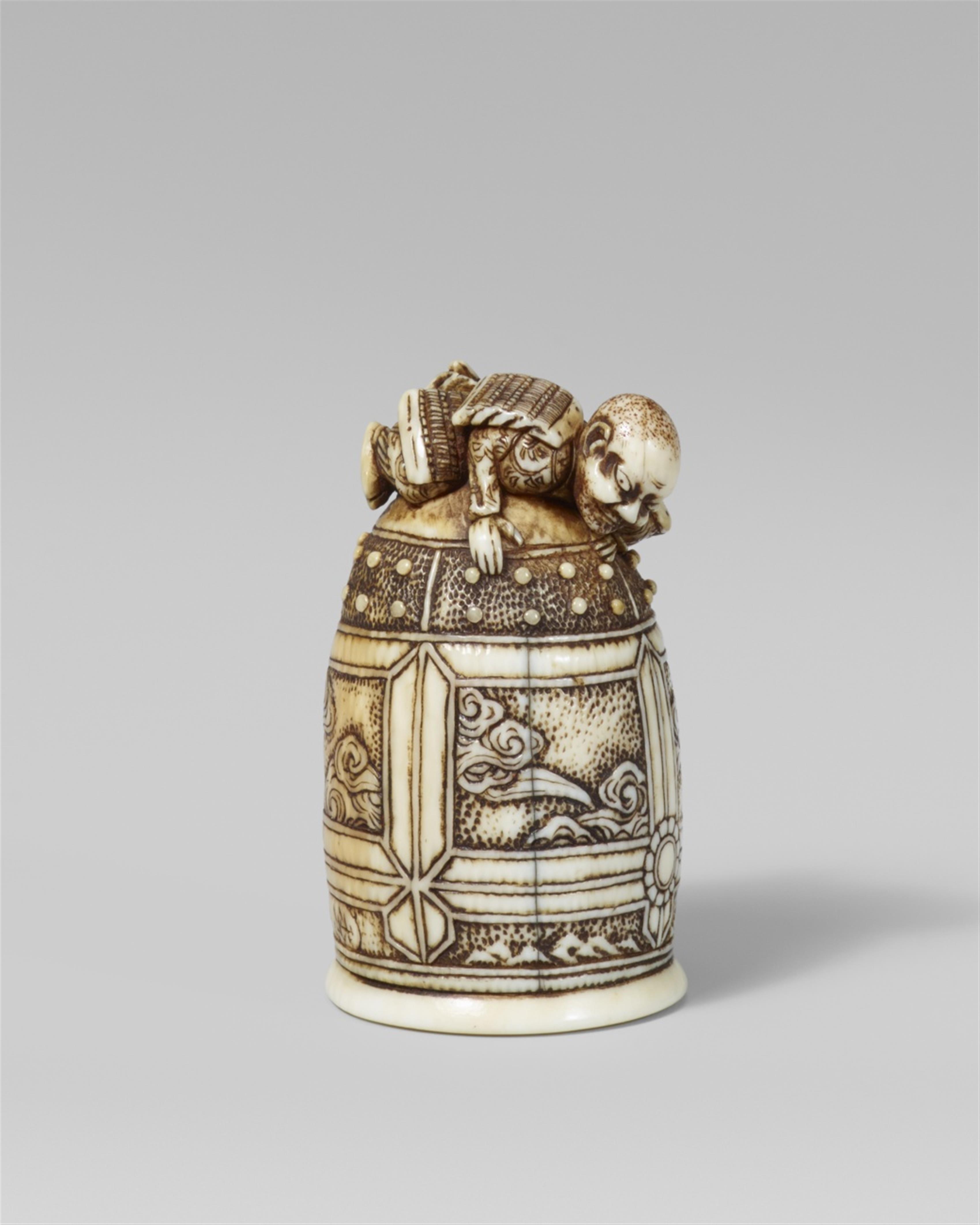 An ivory netsuke of Benkei and the bell of Miidera. First half 19th century - image-1